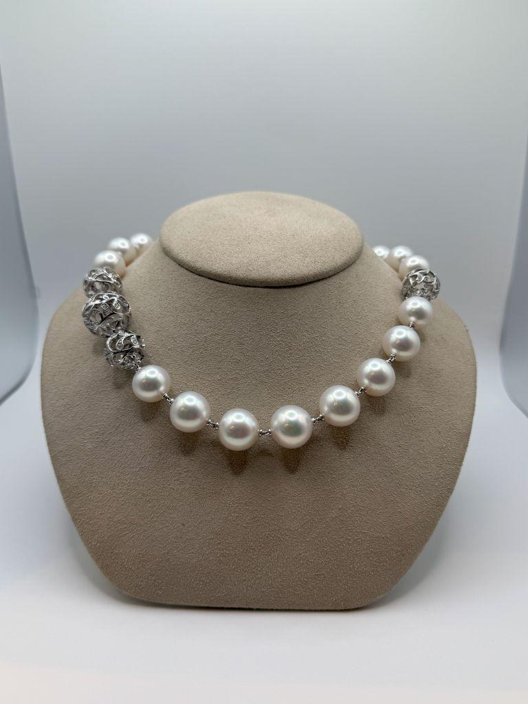 Date un capricho de lujo atemporal con el Collar Bolero de UTOPIA Jewelry, una mezcla magistral de sofisticación y opulencia. Elaborado en radiante Oro Blanco de 18 quilates, este collar incorpora los mejores Diamantes Blancos y Perlas de los Mares