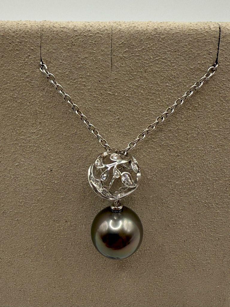 Il ciondolo Utopia Bolero è un pezzo squisito e sofisticato che fonde perfettamente l'audacia con l'eleganza senza tempo. Realizzato in oro bianco 18 carati, questo ciondolo presenta una splendida perla di Tahiti da 12 mm al centro. Conosciute per