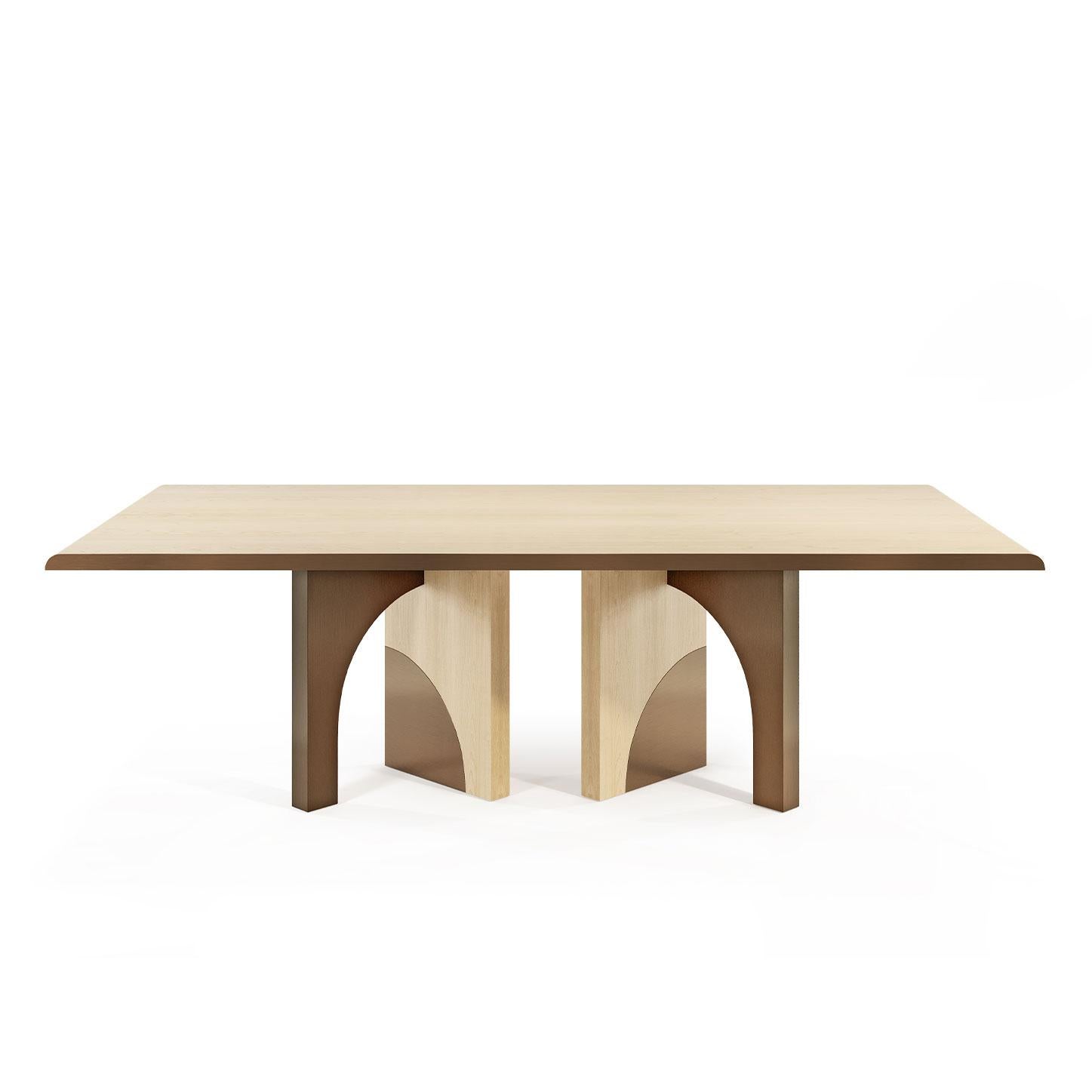 La table à manger Utopia est conçue à l'image de l'échelle architecturale qui suggère une traversée à travers les structures d'une ville utopique, organisée par les principes de symétrie et de formes idéales.
Le design imposant combine le chêne