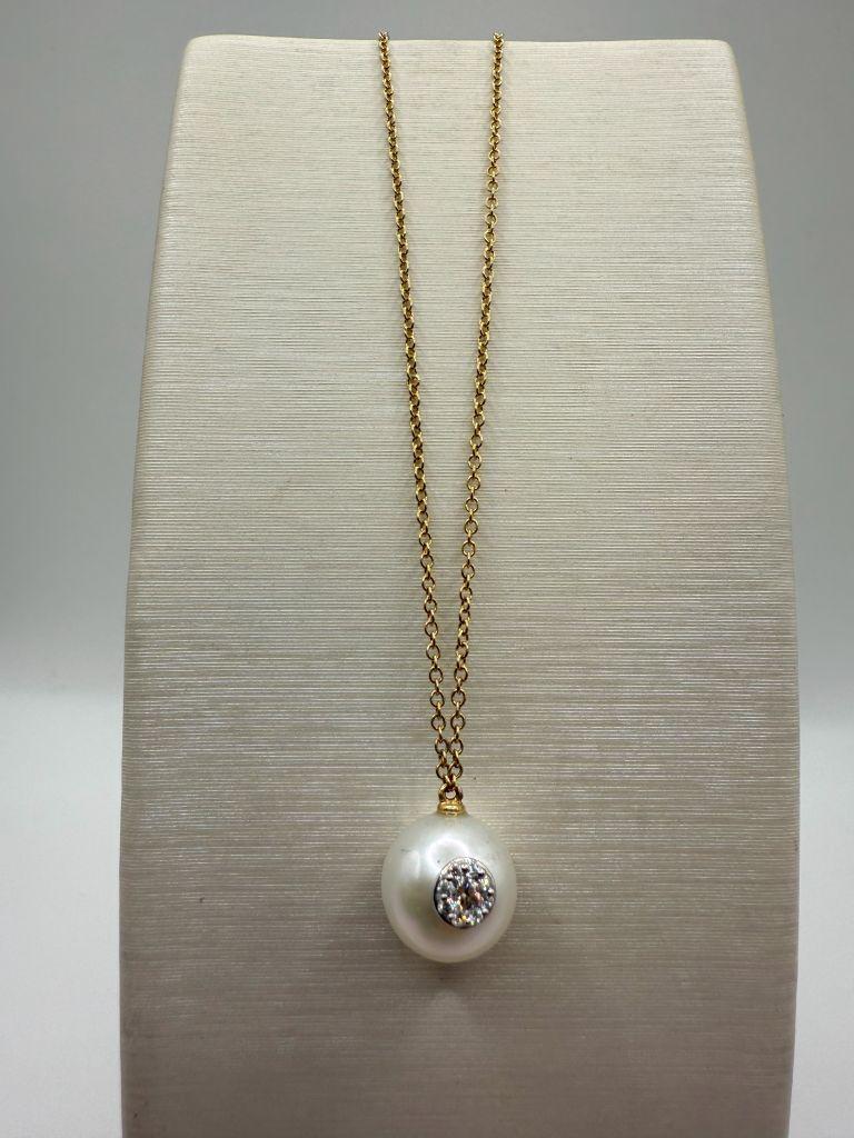 The Utopia Dots pendant is a sophisticated and striking piece that beautifully blends modern design with classic elegance. Crafted in 18kt yellow gold, the pendant features a bold yet refined design, with a series of gold “dots” that create an