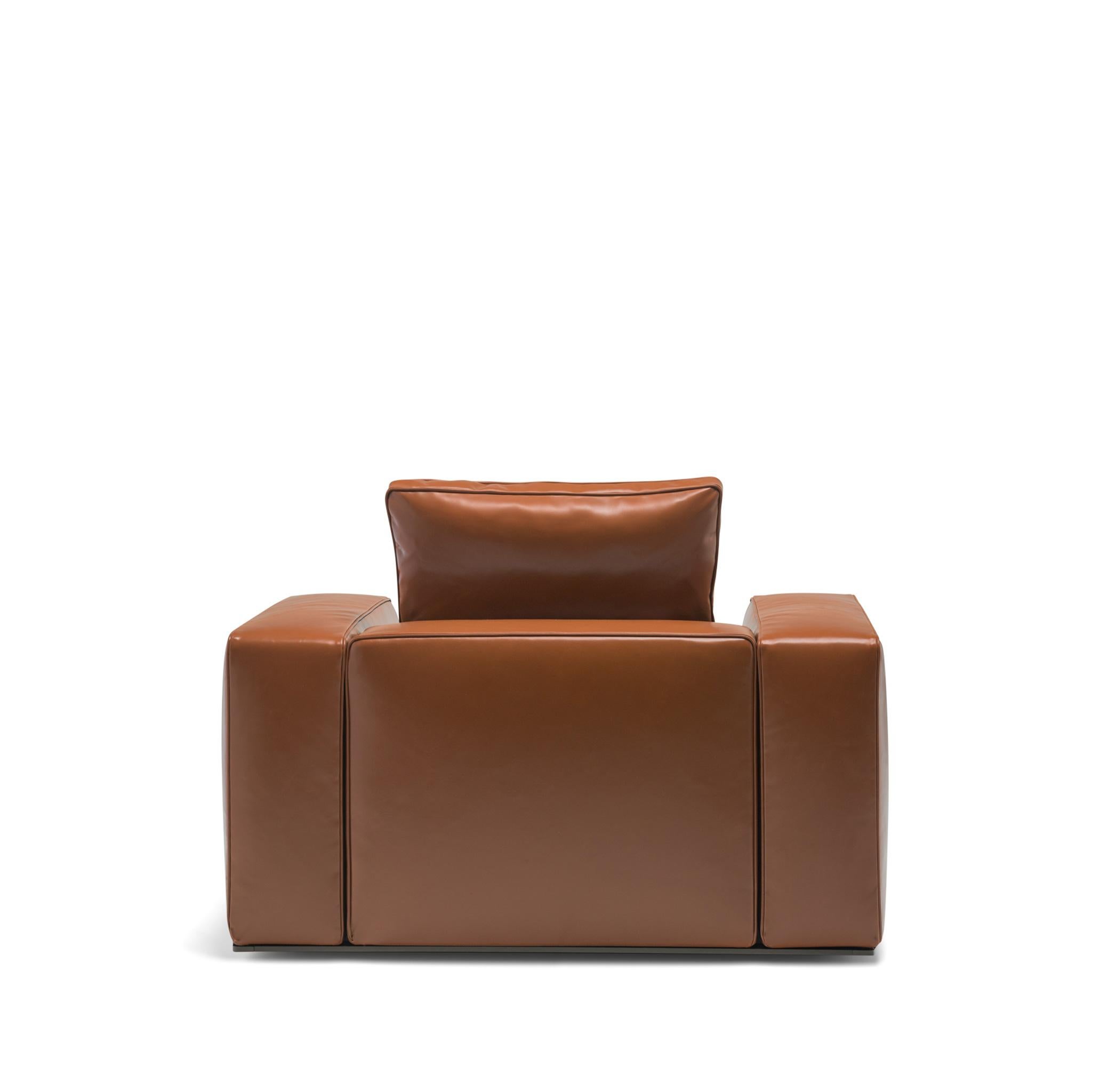 Premium Leather '70s inspired Armchair Molteni&C by Vincent van Duysen In condizioni Nuovo in vendita a New York, NY