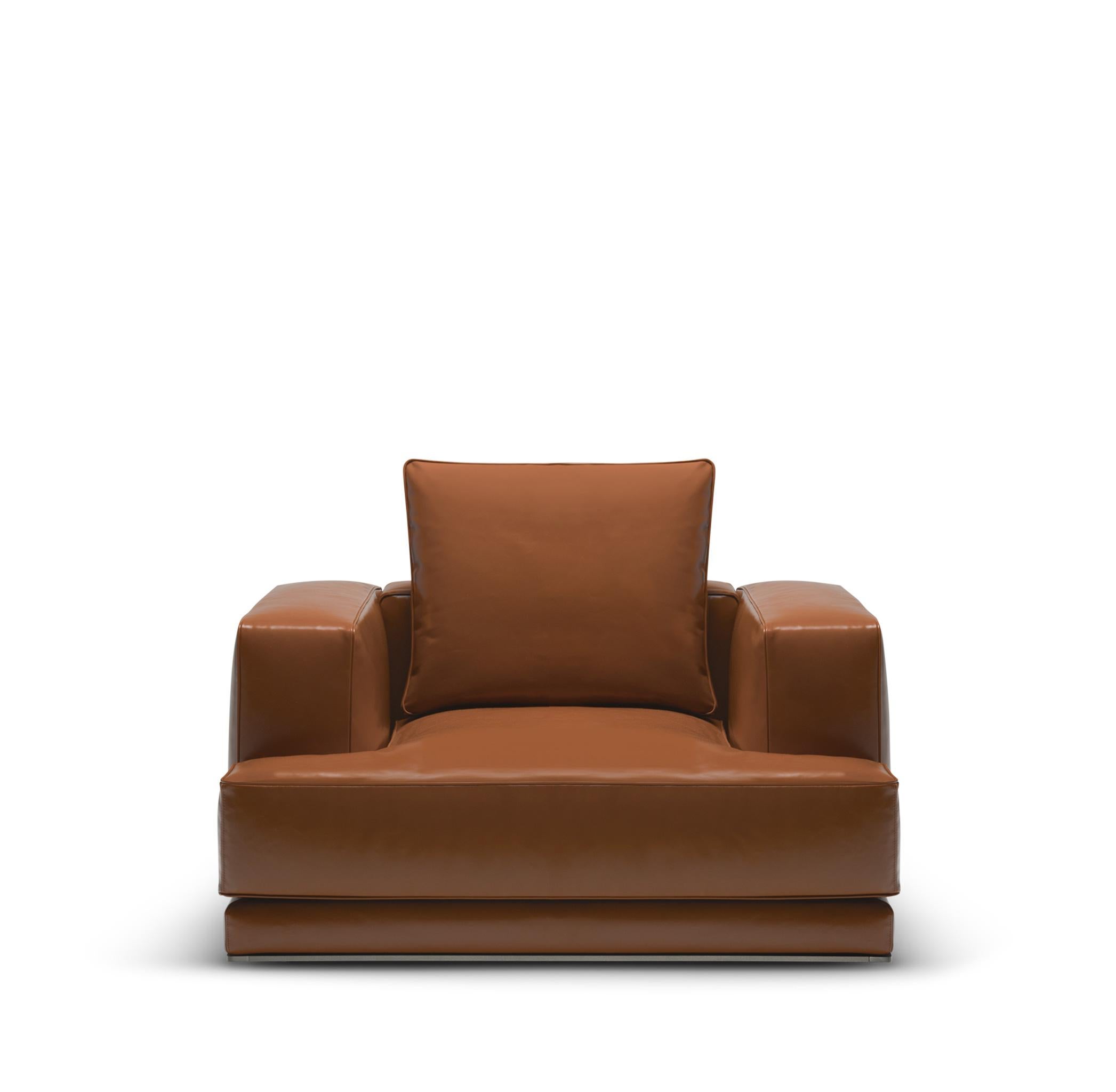 Periodo contemporaneo Premium Leather '70s inspired Armchair Molteni&C by Vincent van Duysen in vendita