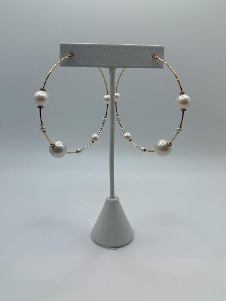 Estos elegantes pendientes gota de la colección Millefili de UTOPIA encarnan la refinada artesanía italiana y el lujo contemporáneo. Elaborado en oro rosa de 18 quilates, el diseño presenta una elegante cascada de perlas de agua dulce de entre 4 y