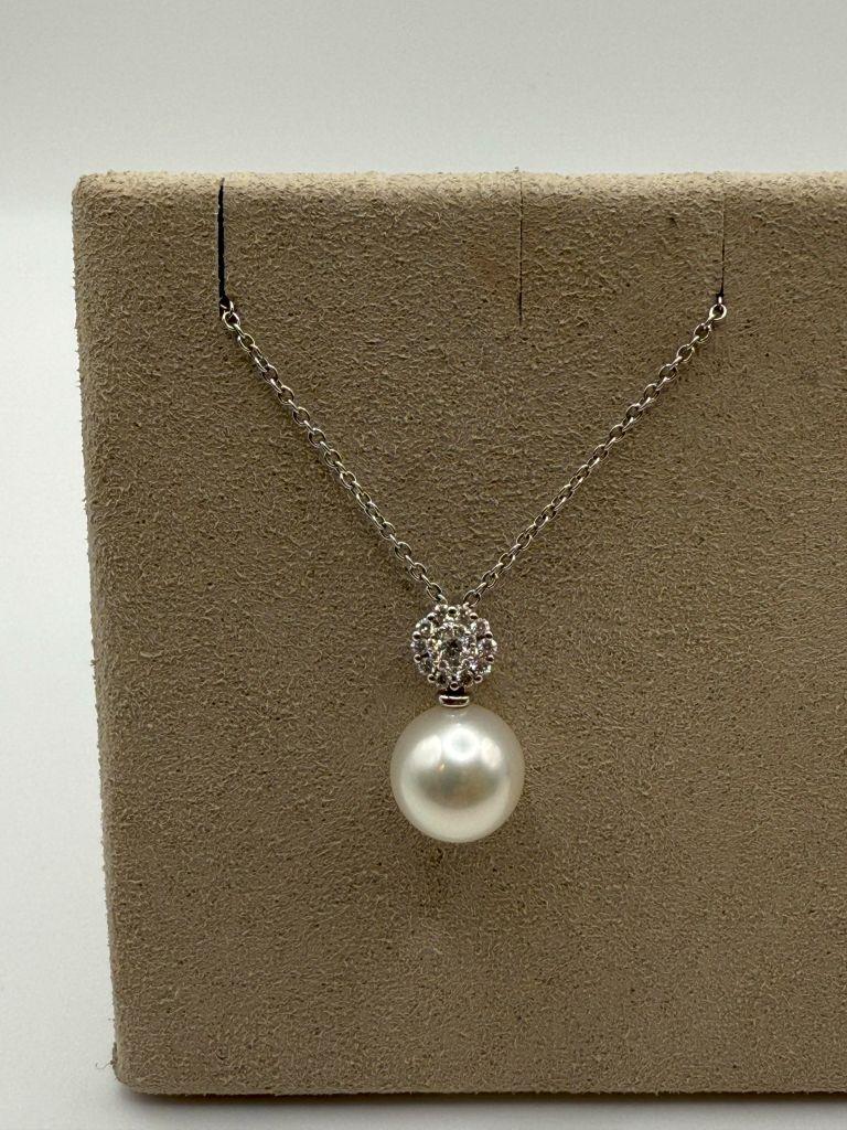 The Utopia My Song pendant is a stunning piece that embodies timeless elegance and refined craftsmanship. Set in 18kt white gold, the pendant features a captivating 10mm South Sea pearl at its center. Known for their exceptional size and lustrous