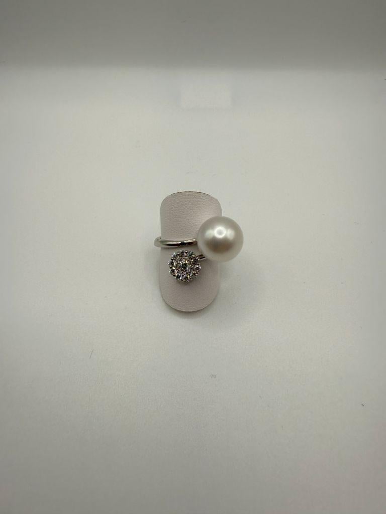 The Utopia My Song ring is an exquisite piece that captures the perfect blend of elegance, sophistication, and timeless beauty. Crafted in 18kt white gold, this ring showcases a stunning 11mm South Sea pearl at its center, known for its remarkable