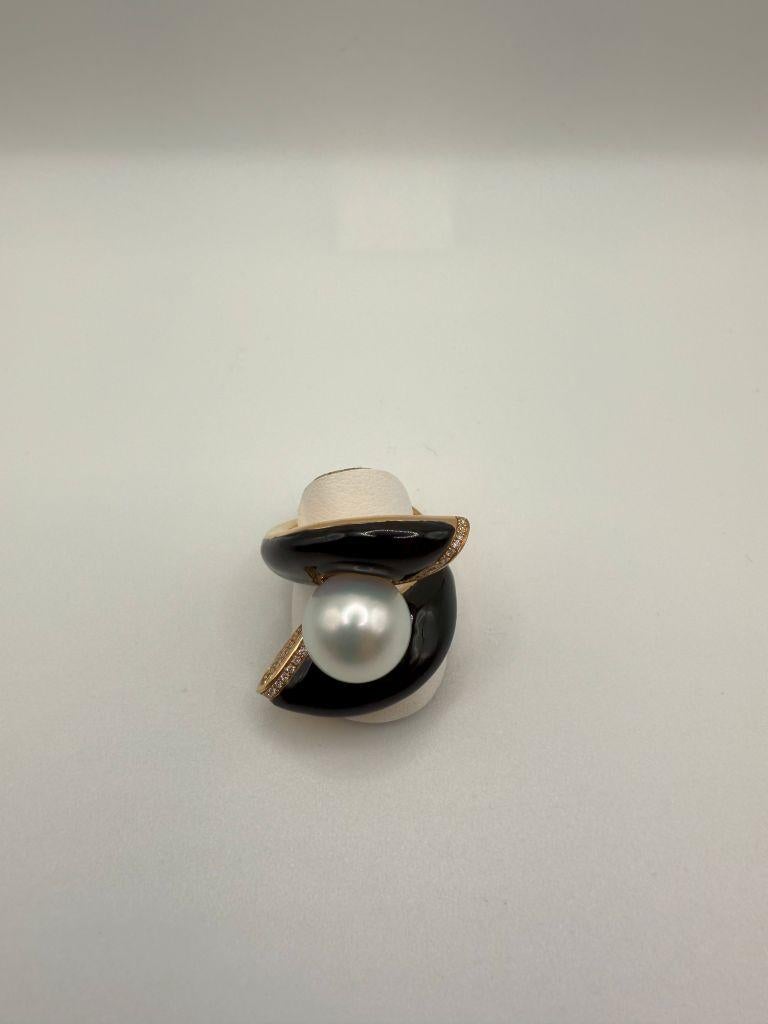 The Utopia Gallery ring is a breathtaking statement piece that masterfully combines modern sophistication with timeless luxury. Crafted in 18kt rose gold, the ring features a bold, contrasting black enamel band, which adds depth and drama to its