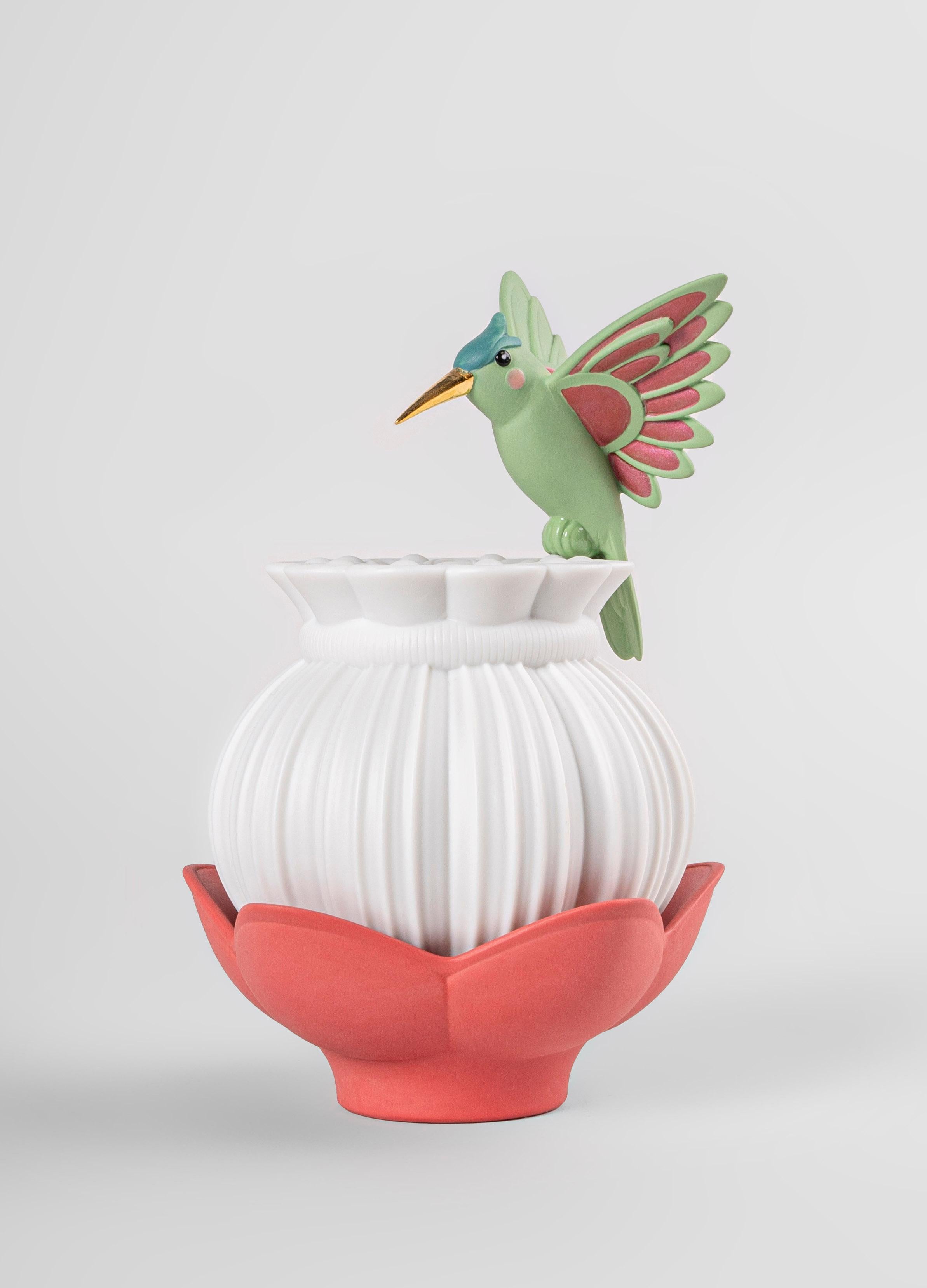 Lampe aus transluzentem Porzellan mit einem goldfarbenen Kolibri, verstellbarem Licht und integrierter LED-Technik. Die durchscheinende Porzellanlithophanie aus der Kollektion Utopical fängt eine Szene ein, die Design und Natur vereint. Ein Kolibri,