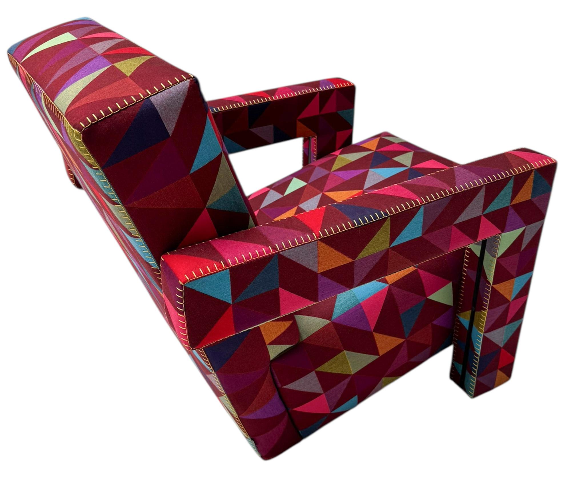 Magnifica e rara sedia da salotto di Utrecht.
Design di Gerrit Rietveld per Metz & Co.,1935
Si tratta di un'edizione limitata di Cassina (n. 66 / 90) del 2016 chiamata Boxblocks con tessuto del designer olandese Bertjan Pot.
Il motivo del tessuto