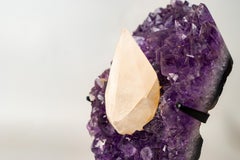 UV-reaktiver Calcit auf brasilianischem lila Amethyst-Cluster