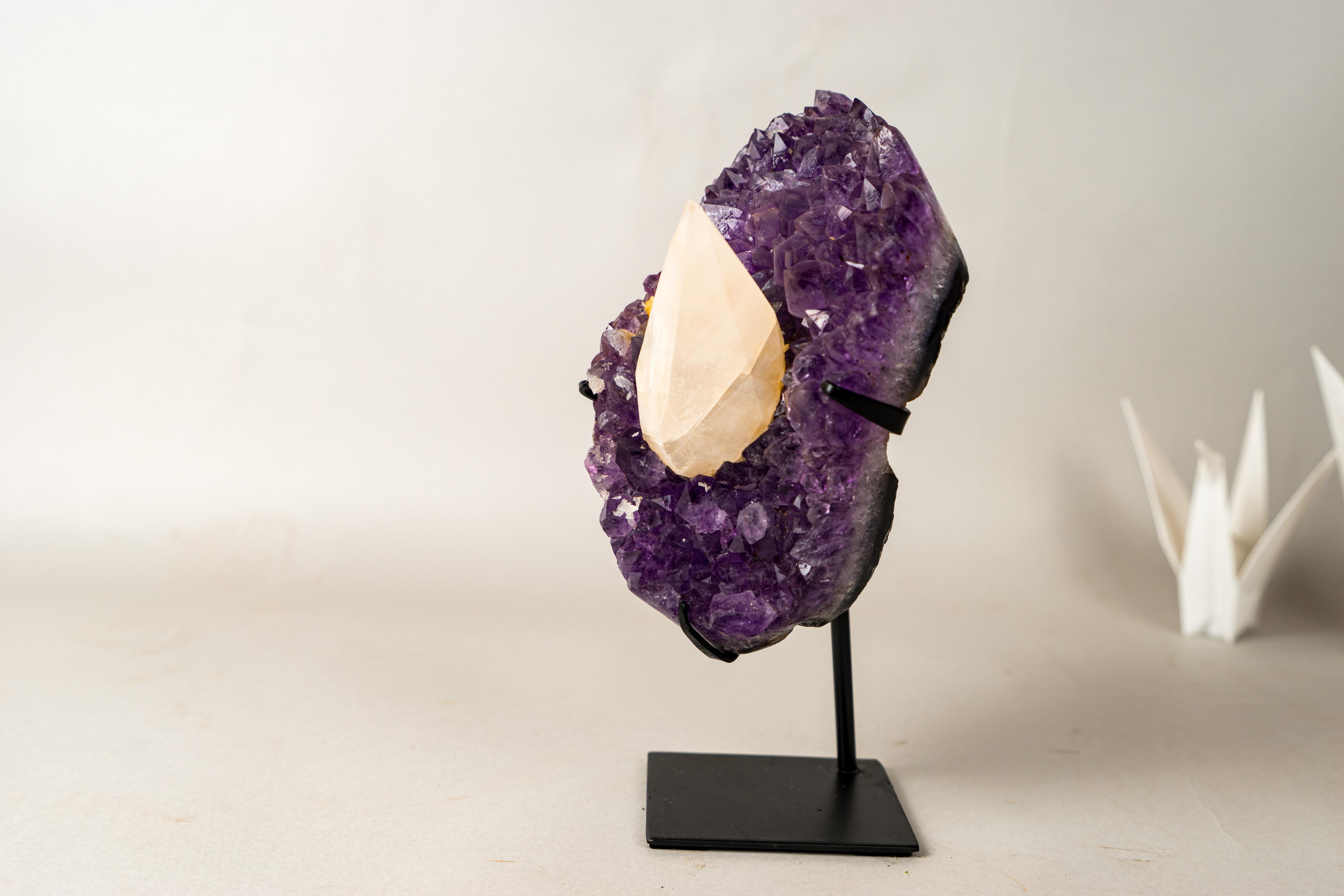 UV-Reactive Calcite on Brazilian Purple Amethyst Cluster In New Condition For Sale In Ametista Do Sul, BR