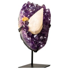 Calcite reattiva ai raggi UV su un cluster di ametista viola brasiliana