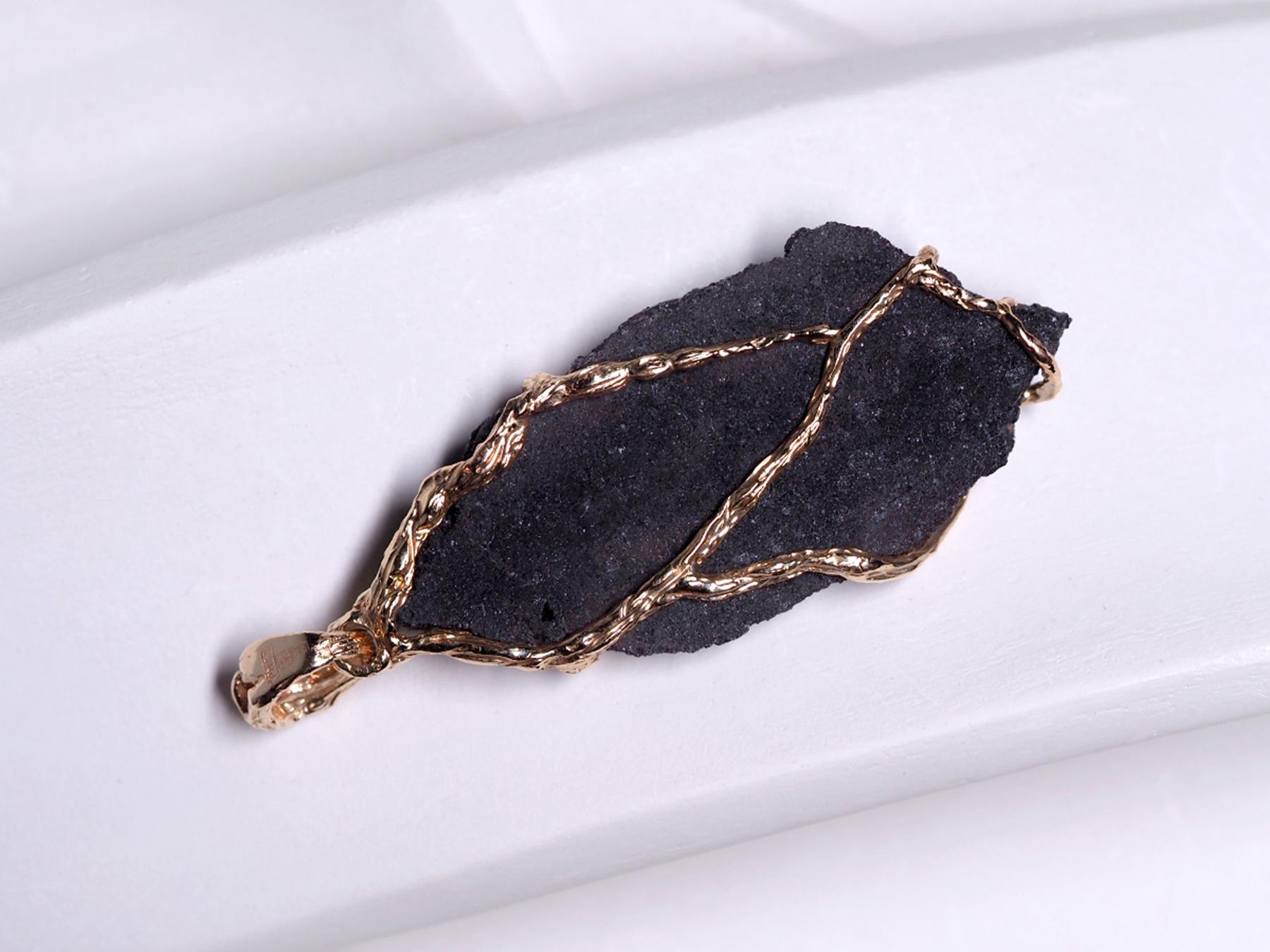 Ciondolo in oro Uvarovite Greene & Greene verde scuro Gemma grezza Collana unisex in stile LOTR in vendita 5