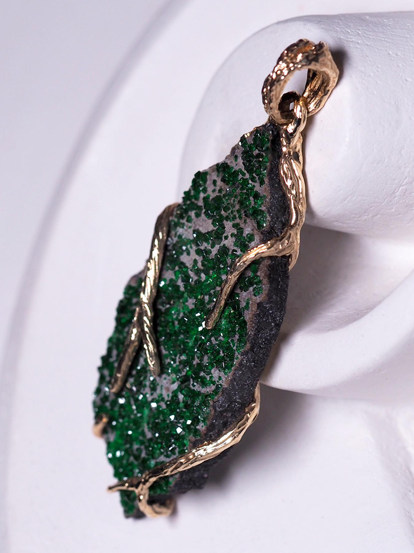 Grezzo Ciondolo in oro Uvarovite Greene & Greene verde scuro Gemma grezza Collana unisex in stile LOTR in vendita