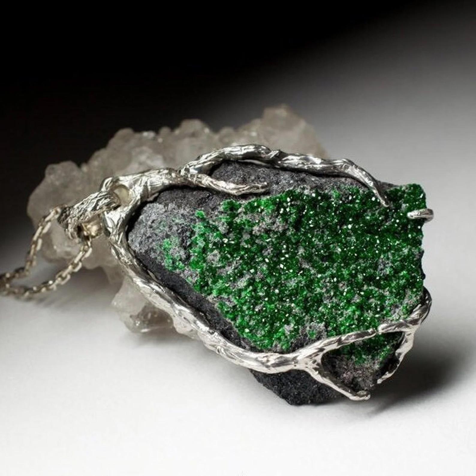 Uncut Uvarovite Silver Necklace Natural Green Garnet Raw Crystals Gift Vintage style For Sale