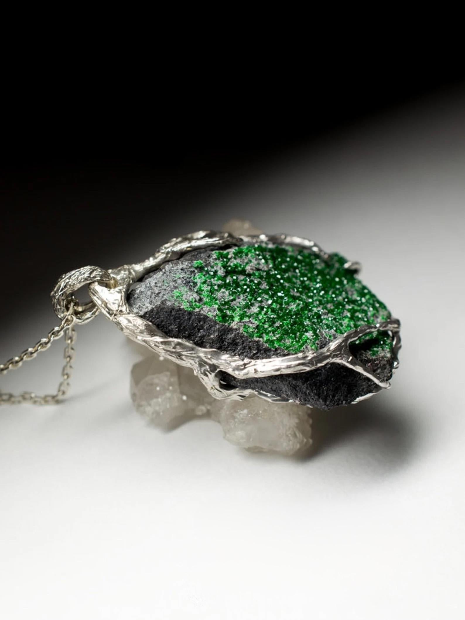 Uvarovite Silver Necklace Natural Green Garnet Raw Crystals Gift Vintage style In New Condition For Sale In Berlin, DE