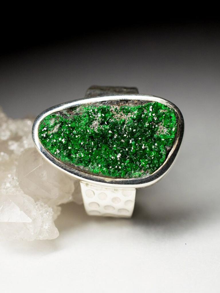 Bague unisexe en argent Uvarovite grand grenat vert brut naturel en vente 1