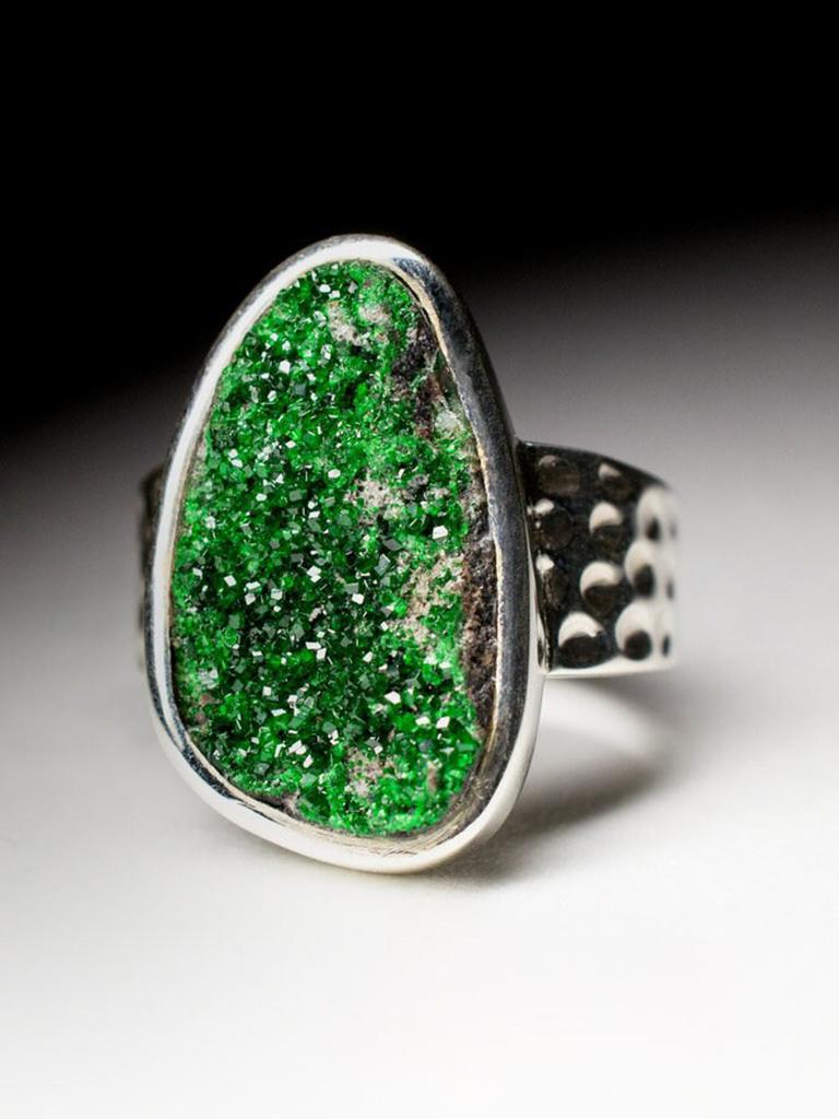 Uvarovite silver ring big natural raw green garnet crystal fine jewelry unisex In New Condition For Sale In Berlin, DE