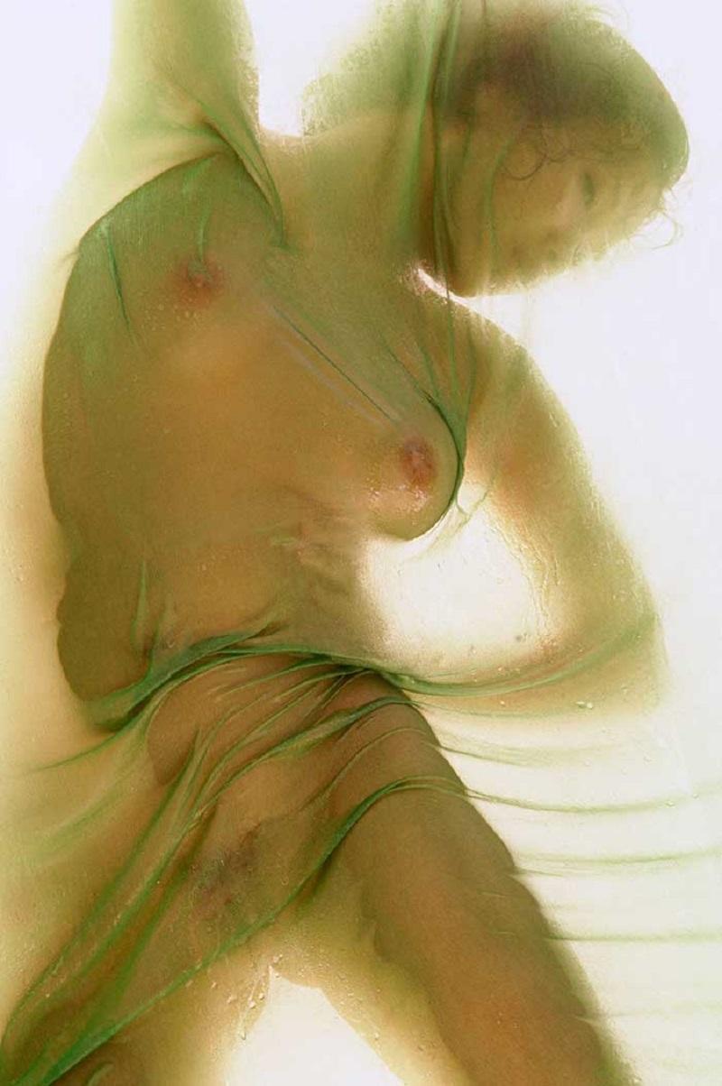 Polyptyque I, de la série Les Voiles. Photographie couleur LImitée - Beige Nude Photograph par Uwe Ommer
