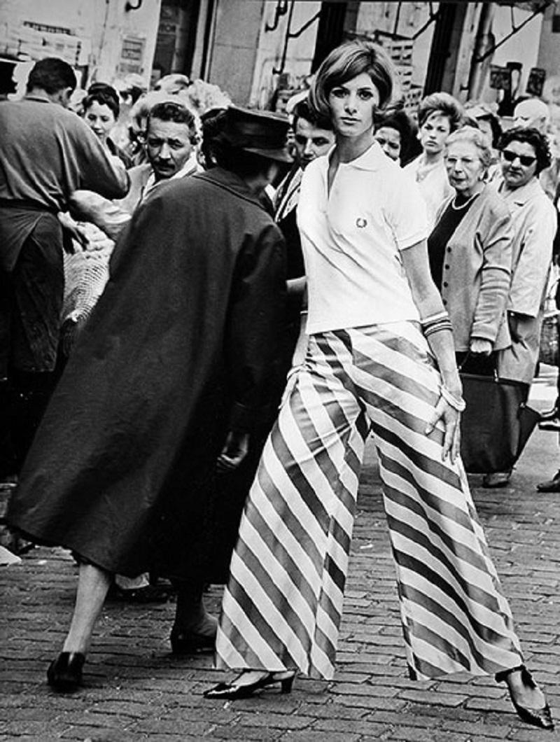 Uwe Ommer Portrait Photograph - Rue Mouffetard. Black and White Photograph. Fashion in Paris