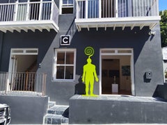 Grande scultura in acciaio dolce in edizione limitata di colore verde brillante "Io sono la domanda".