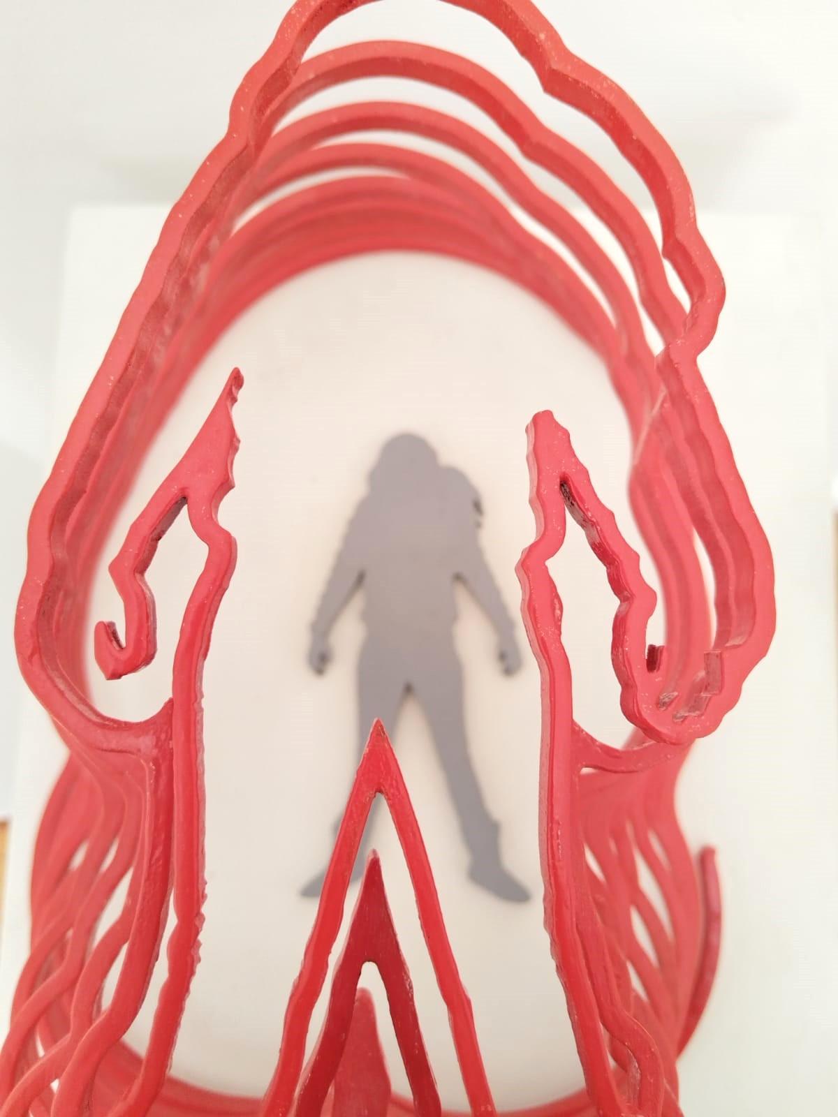 Una escultura de edición limitada de acero templado con recubrimiento de polvo sobre una base de acero blanco. Con un ligero toque, la escultura es capaz de rebotar (ver vídeo). Edición 1/5. Disponible en otros colores bajo pedido.