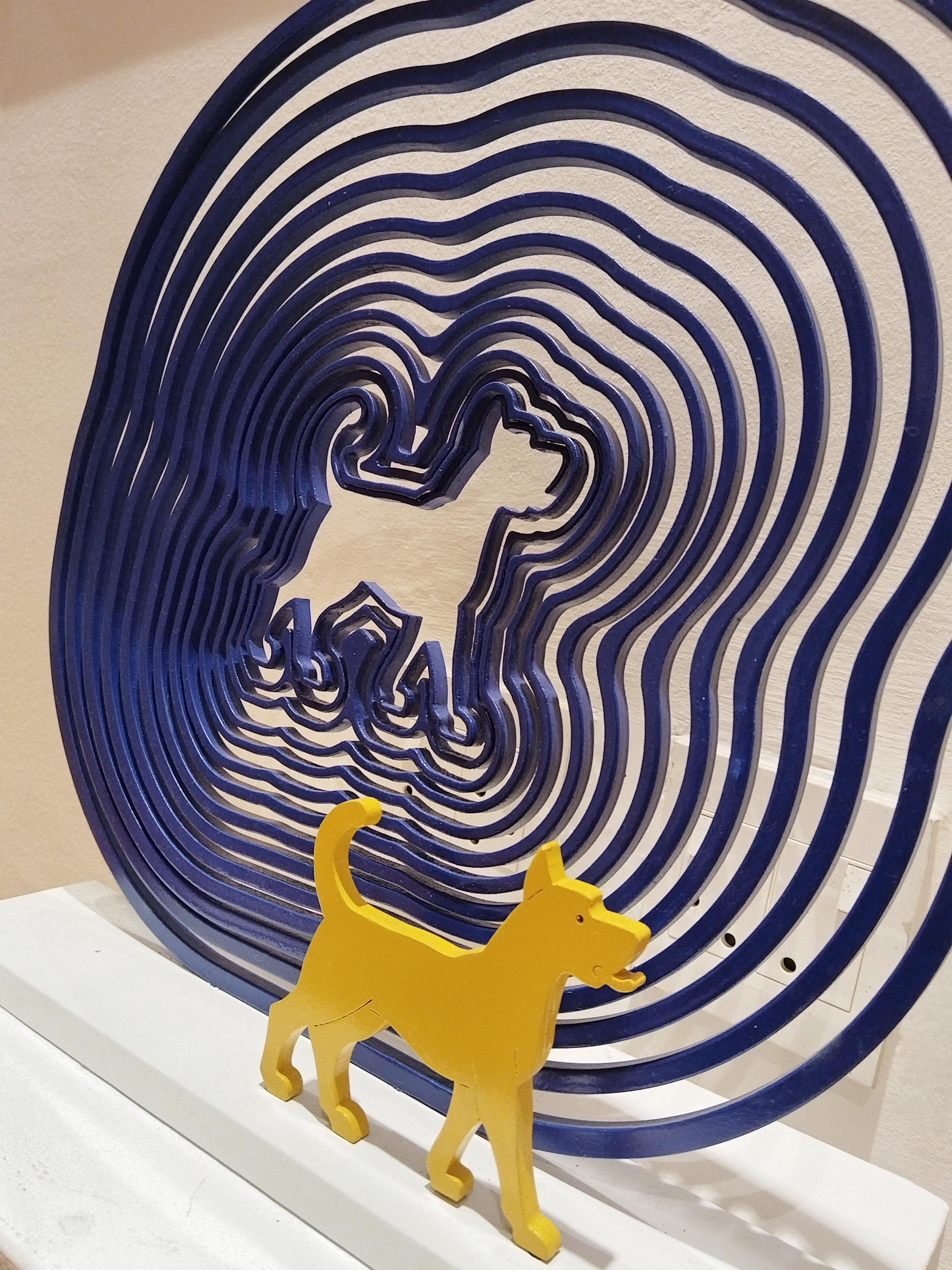 Kinetische Mild-Stahl-Skulptur „Spiral Hund“ in limitierter Auflage – Sculpture von Uwe Pfaff