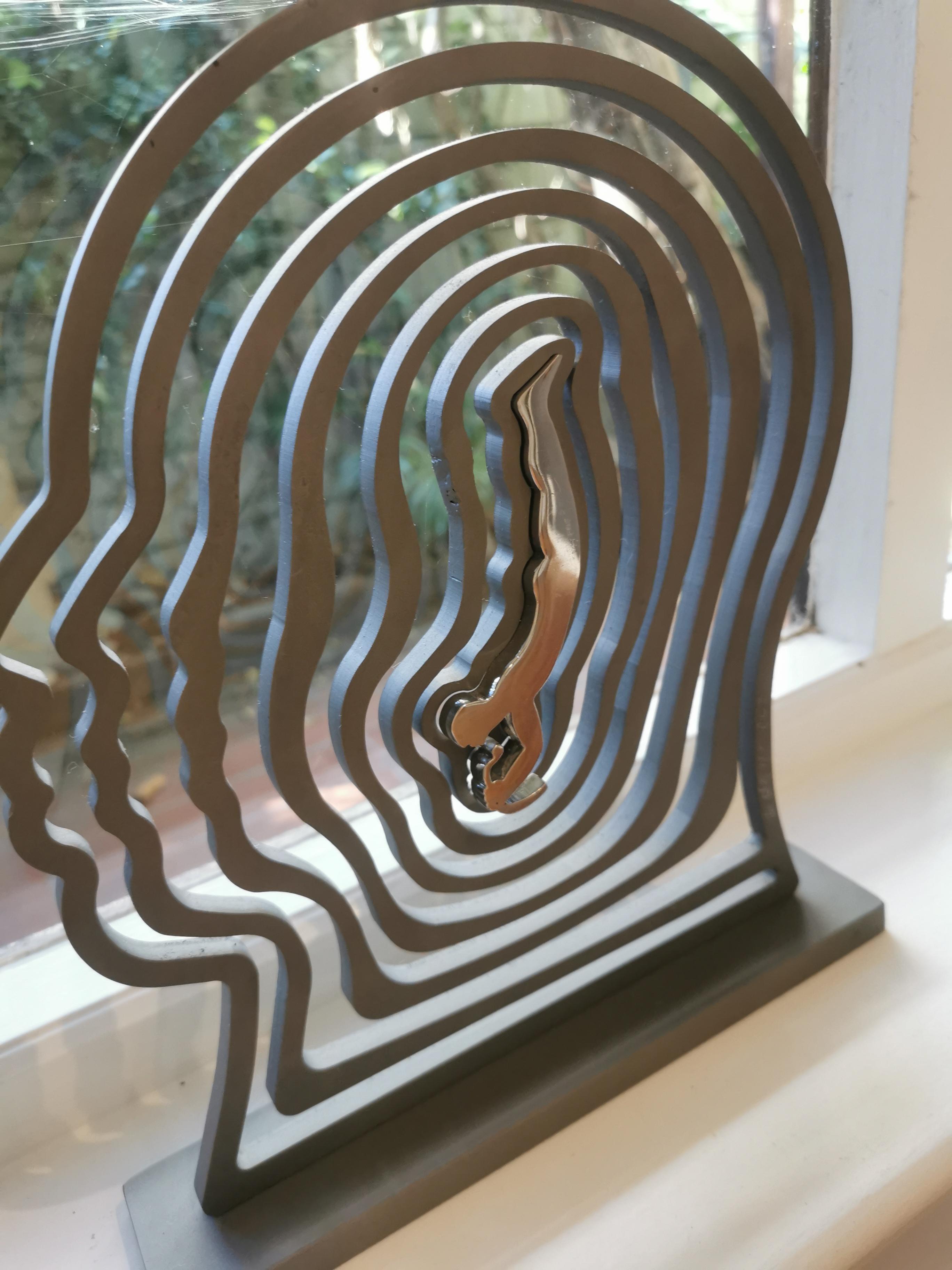 Eine Spiralskulptur aus Edelstahl in limitierter Auflage mit einem vernickelten Mittelstück. Auflage 1/3. 