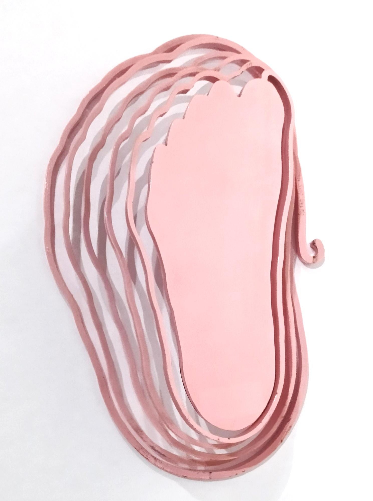 Sculpture cinétique unique en acier Mild "Pink Footprint" (gravure sur pied rose)
