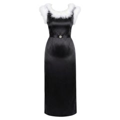 Vestido de satén negro de Uzanel Paris de los años 80 — Con ribete de plumas blancas y cinturón de cristales
