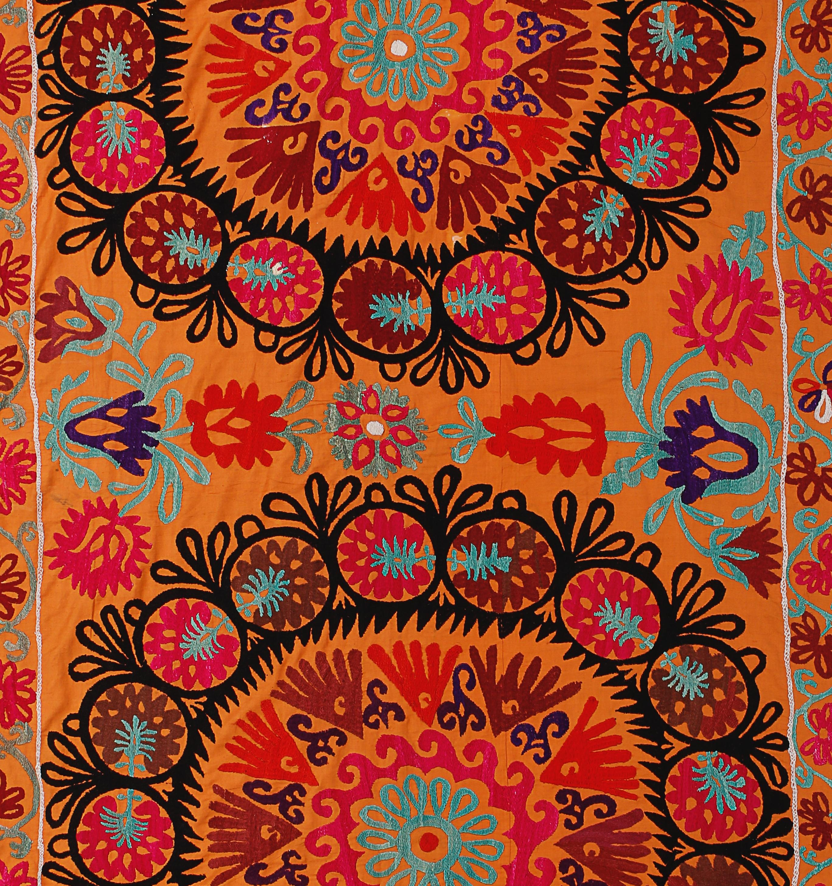 Vintage Needlework Bettdecke. Wanddekoration Stoff. Seidener bestickter orangefarbener Überwurf (Suzani) im Angebot
