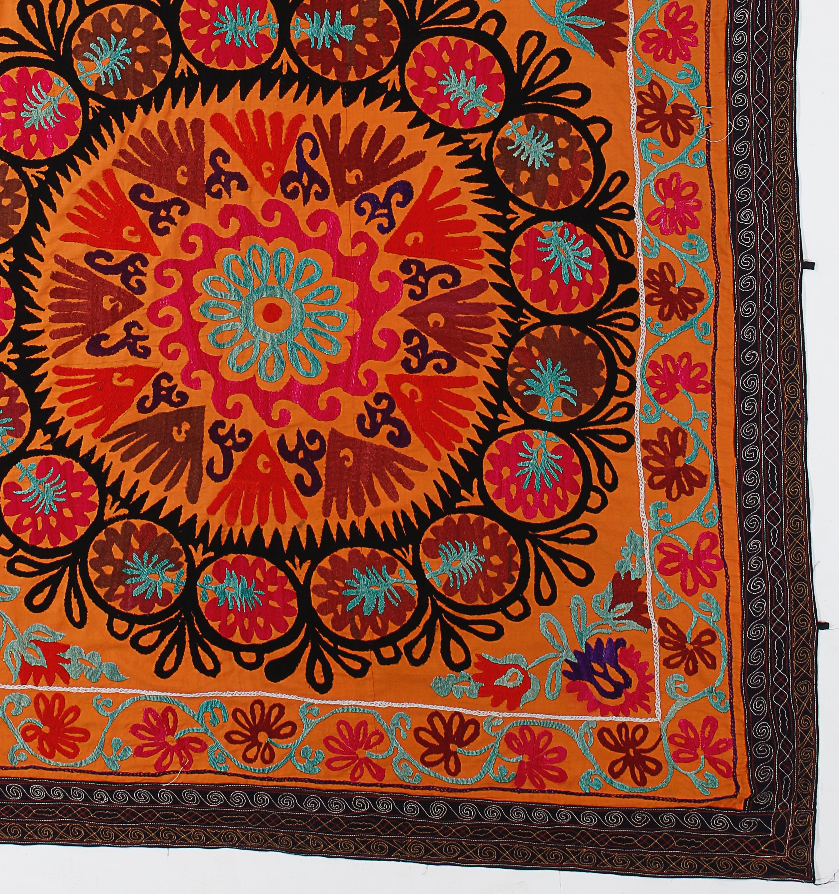 Vintage Needlework Bettdecke. Wanddekoration Stoff. Seidener bestickter orangefarbener Überwurf (Usbekisch) im Angebot