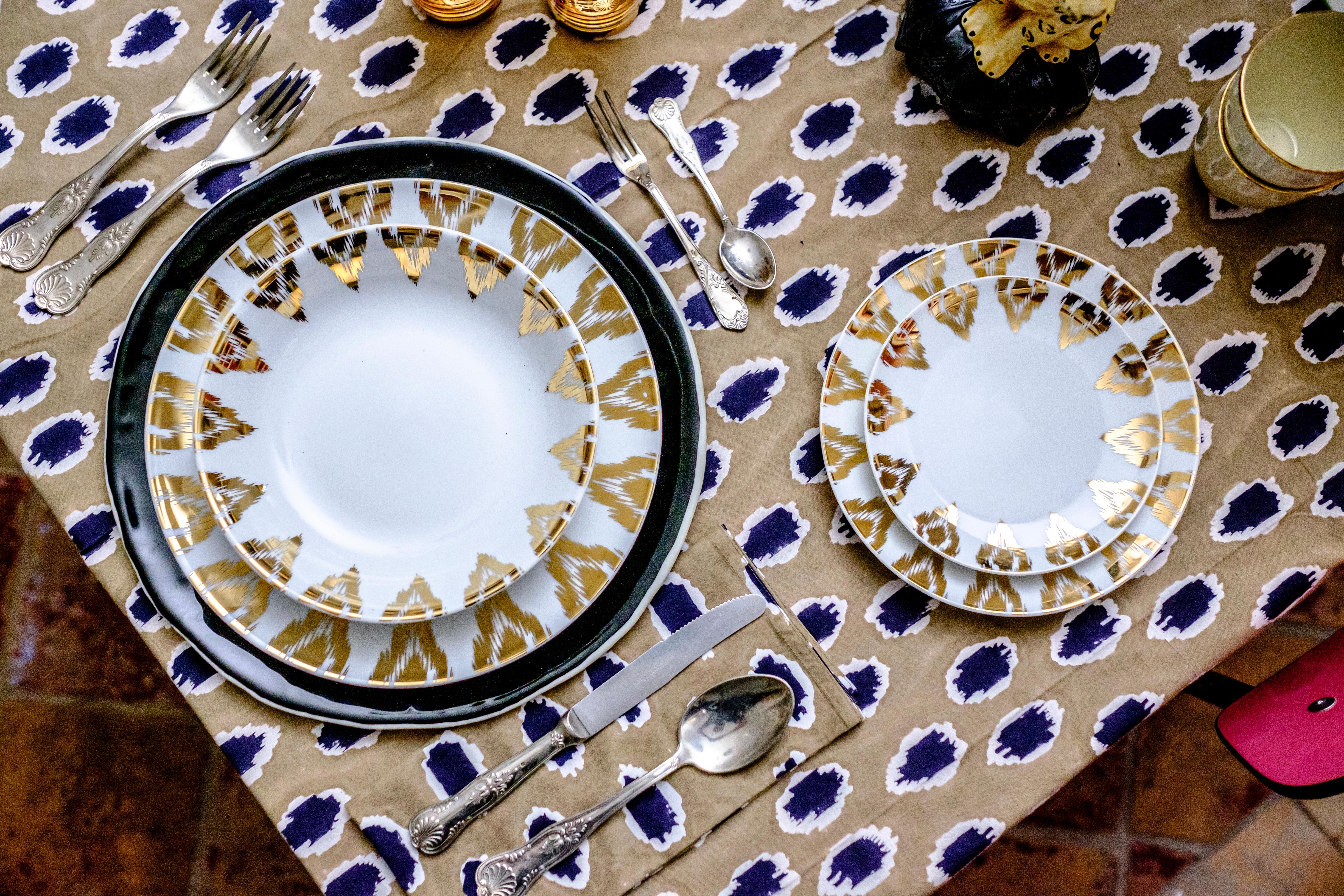 Européen Assiette à dessert en porcelaine dorée ouzbeke en vente