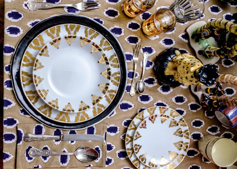 Inspired by the uzbek design this plate is a revisited version of one the classical ikat pattern: the chevron
Gold is timeless and will bring the chichness of an agelsee design on your tables
Porcelain.