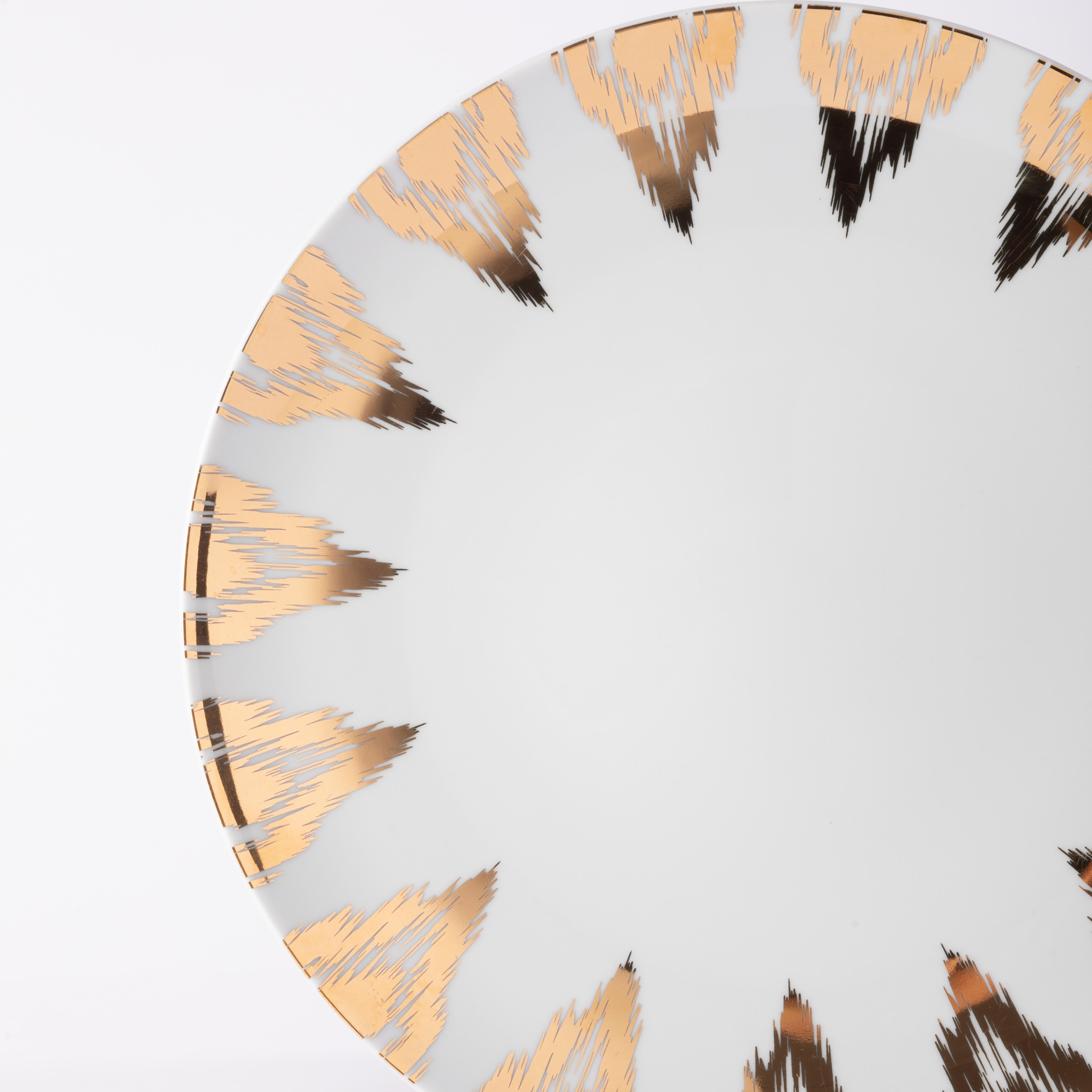 Drawing inspiration from traditional Uzbek design, this plate features a modern take on the classic Ikat chevron pattern. The timeless elegance of gold adds a touch of chic sophistication to your table settings. Perfect for festive table settings.