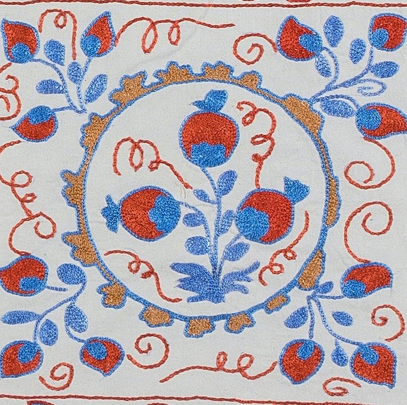 Dekorativer Kissenbezug aus handgestickter Seide auf Leinengrund, Blumen- und Rankenmotive, Leinenrückseite mit Reißverschluss, ohne Einlage.
Empfohlene Fein- und Spezialwäsche.

Suzani, ein zentralasiatischer Begriff für eine bestimmte Art von