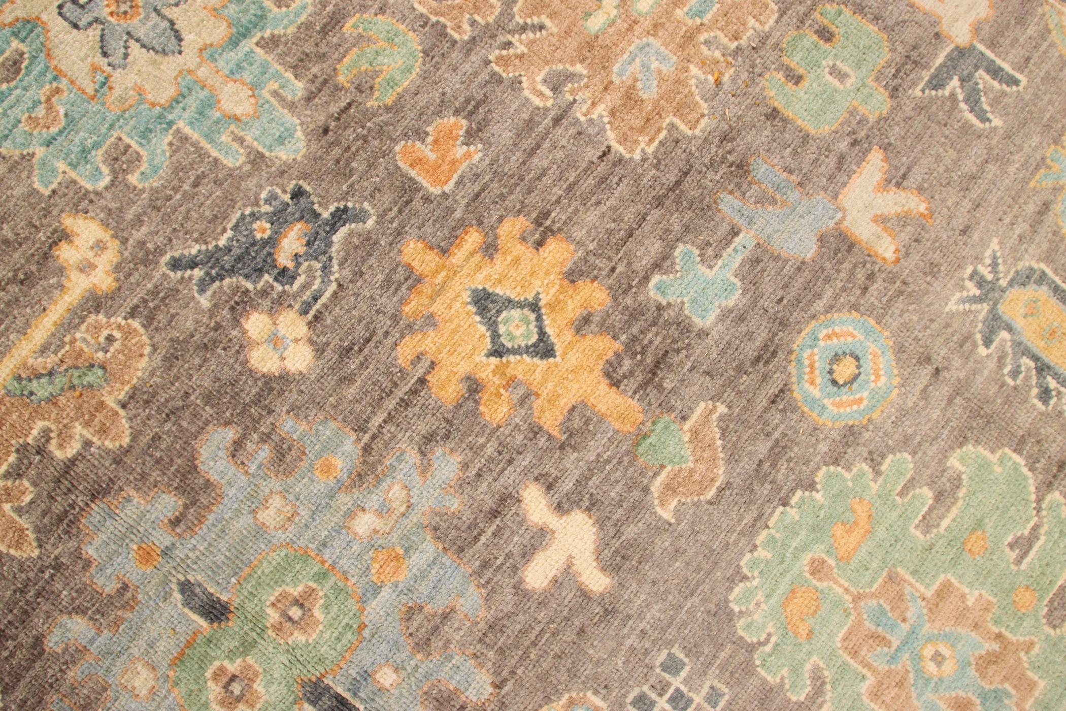 Schöner handgefertigter Teppich von turkmenischen Knüpfern in Afghanistan mit natürlichen Farbstoffen und handgesponnener Wolle.
Teppich im Ushak-Stil.