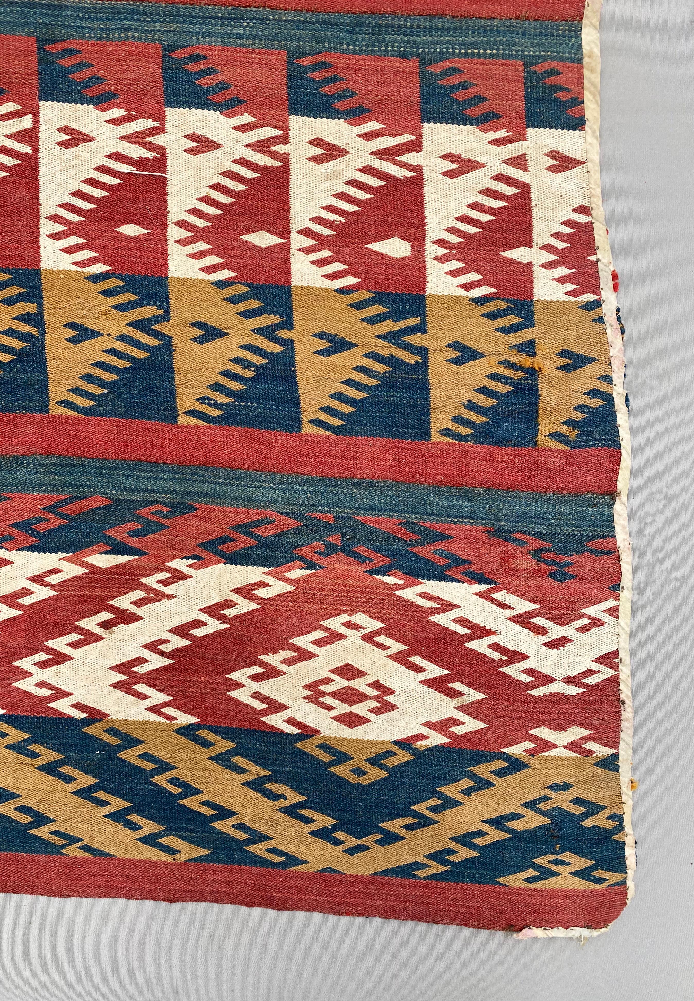 Uzbekistan Ghudjeri Stammeskunst-Kelim-Teppich aus Wolle, Zimmergröße, frühes 20. Jahrhundert (Usbekisch) im Angebot