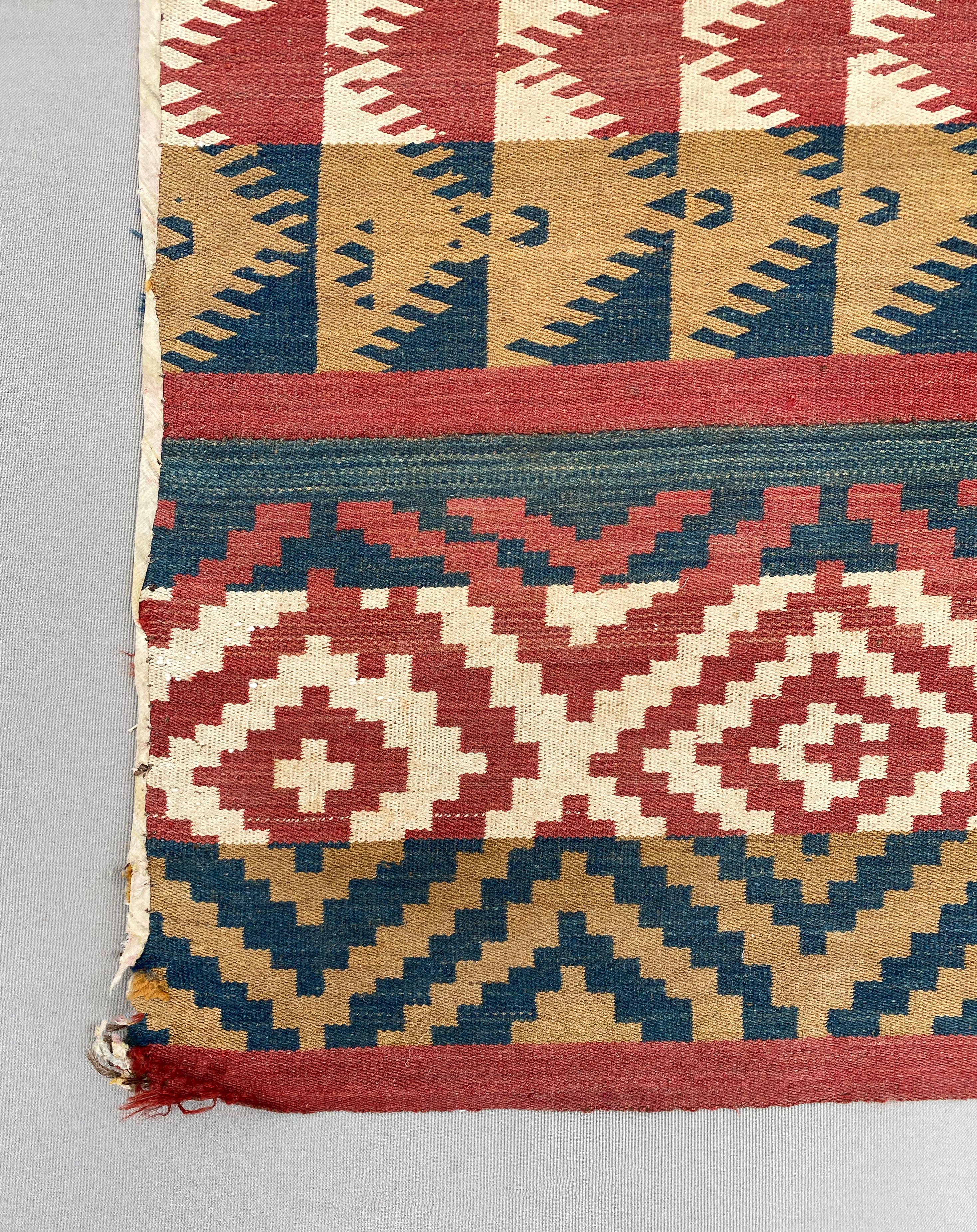 Uzbekistan Ghudjeri Stammeskunst-Kelim-Teppich aus Wolle, Zimmergröße, frühes 20. Jahrhundert (Handgeknüpft) im Angebot