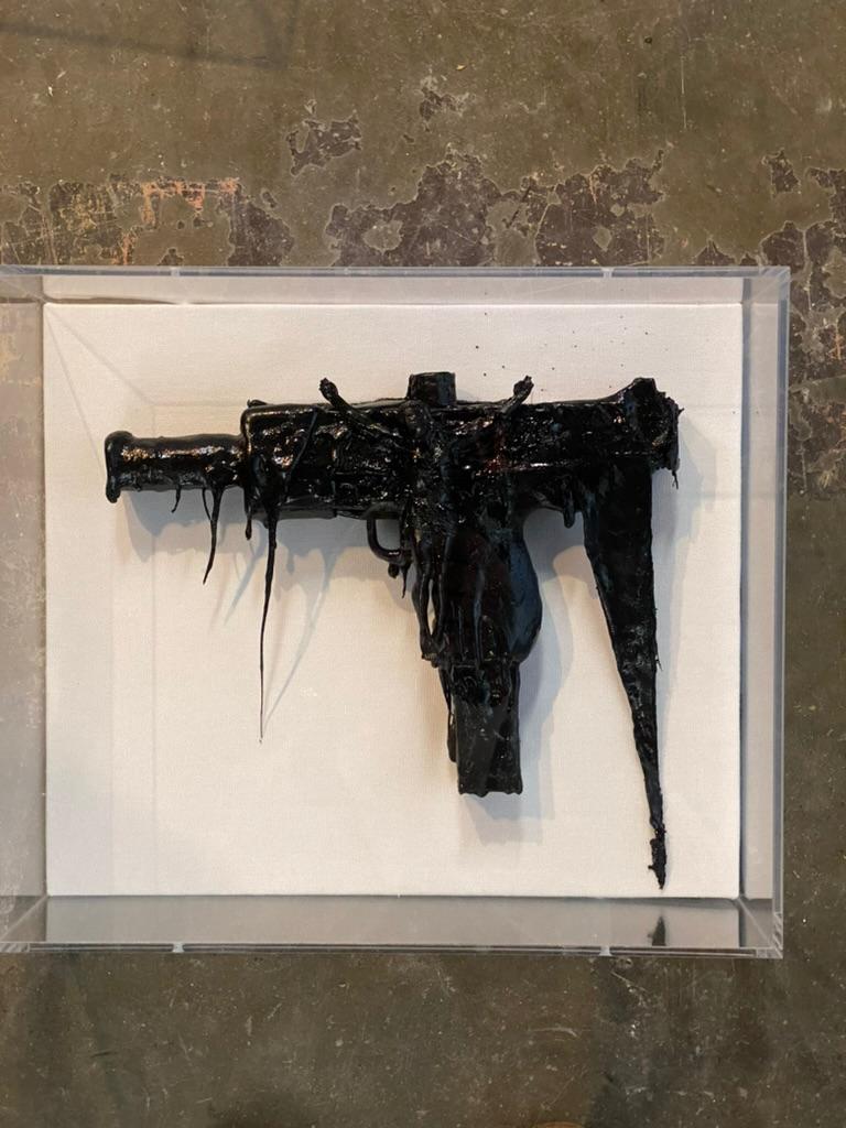 Uzi-Pistole  Schwarz   Teer   Replica ,  Kunst (amerikanisch) im Angebot