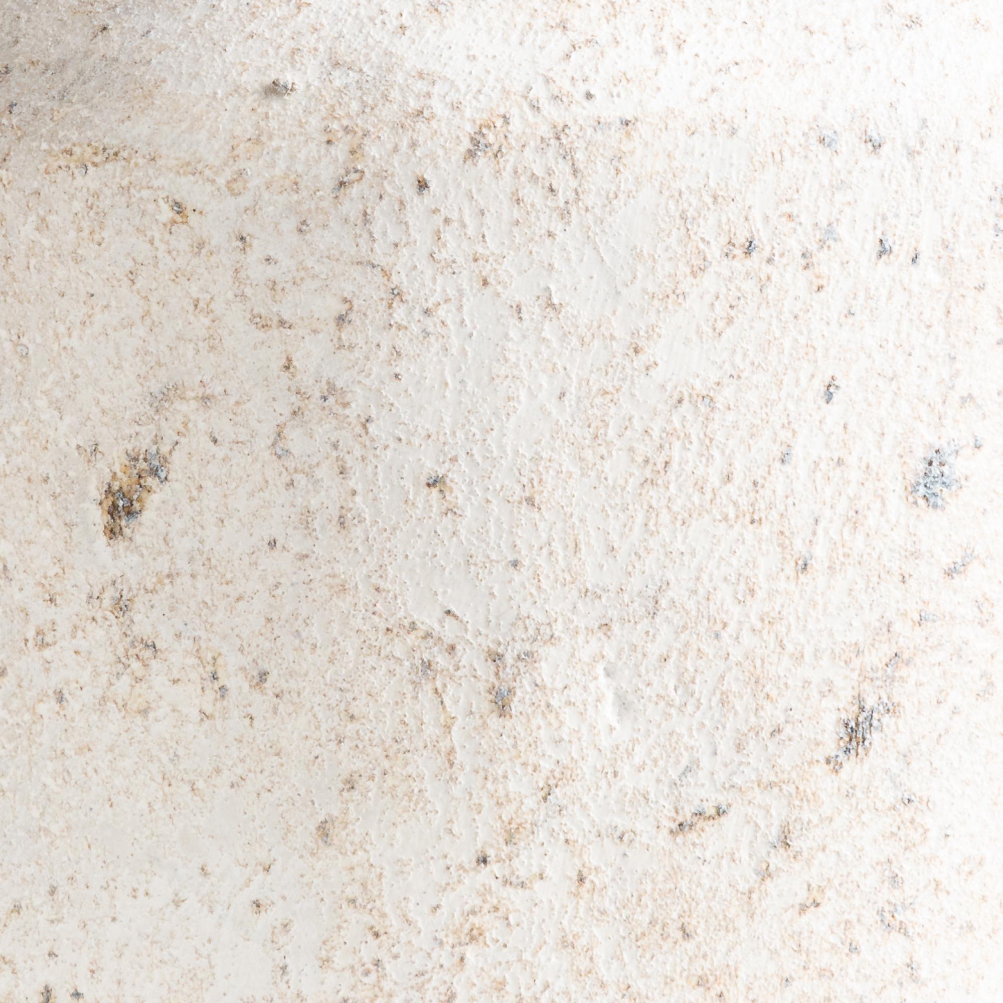 Il vaso Uzo, con la sua forma distintiva, arricchisce sottilmente le vignette grazie ai suoi dettagli. Realizzato a mano in terracotta e rifinito in bianco invecchiato, emana un fascino rustico che aggiunge un tocco di eleganza alla sua presenza