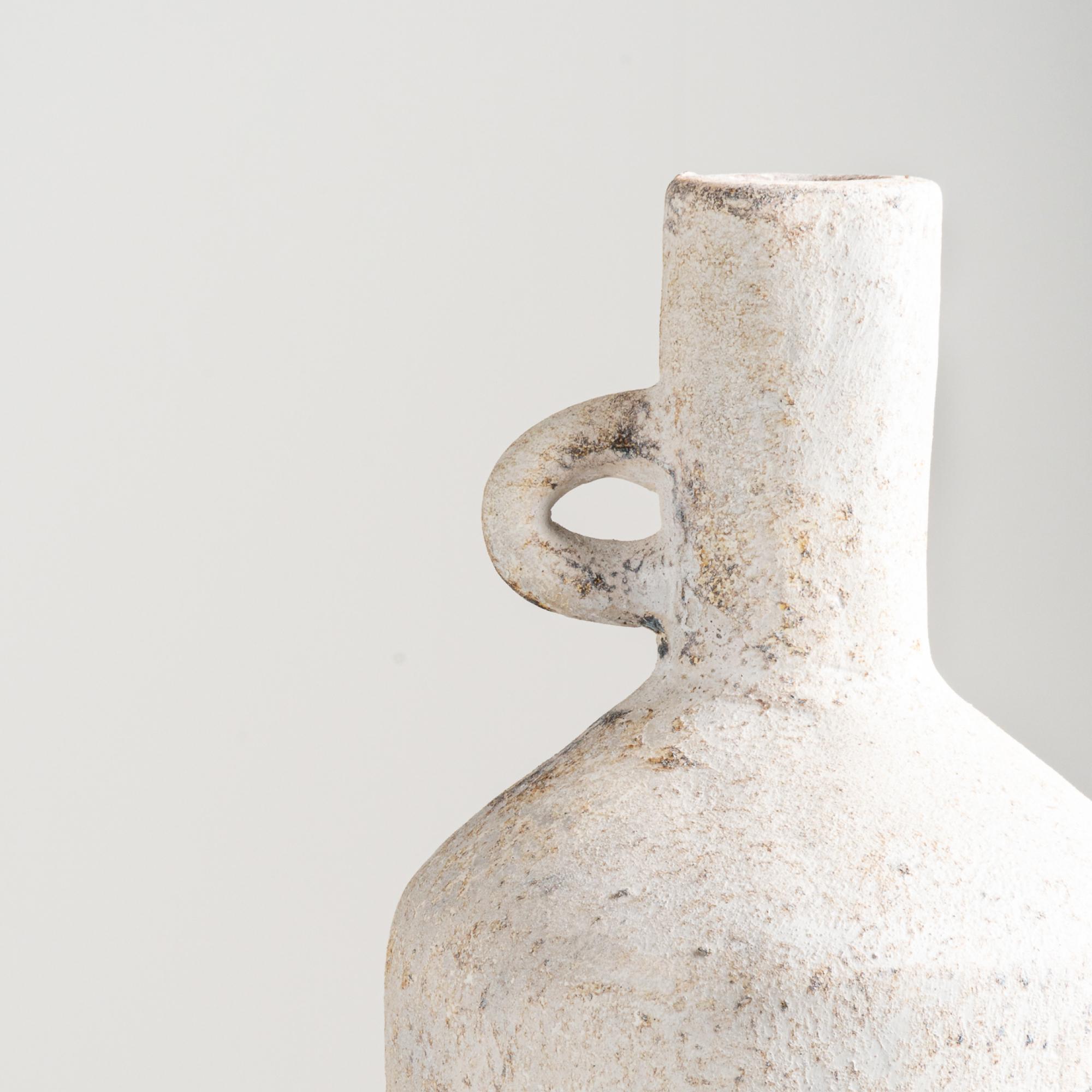 Indonesiano Vaso Uzo, Terracotta testurizzata fatta a mano in bianco in vendita