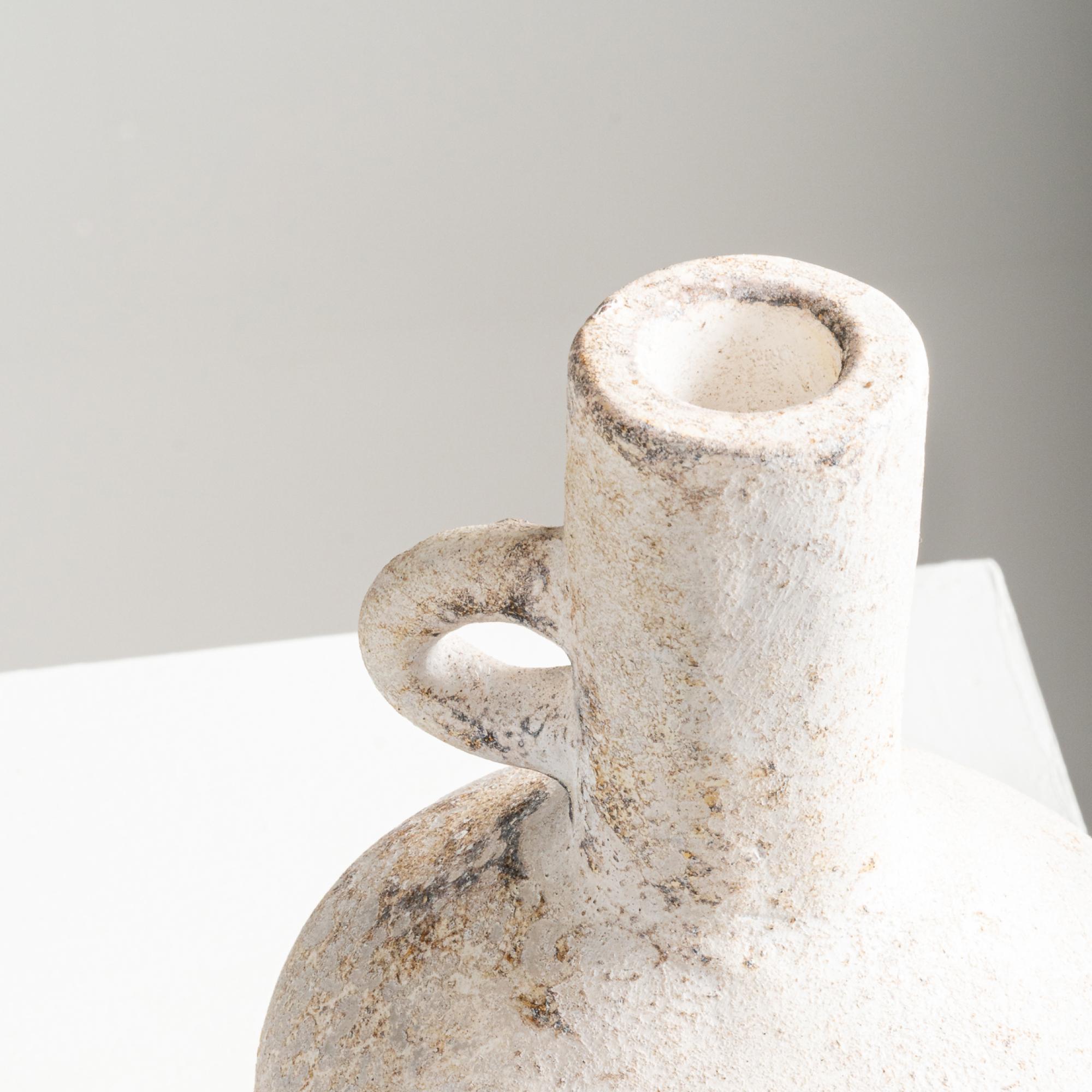 Fatto a mano Vaso Uzo, Terracotta testurizzata fatta a mano in bianco in vendita