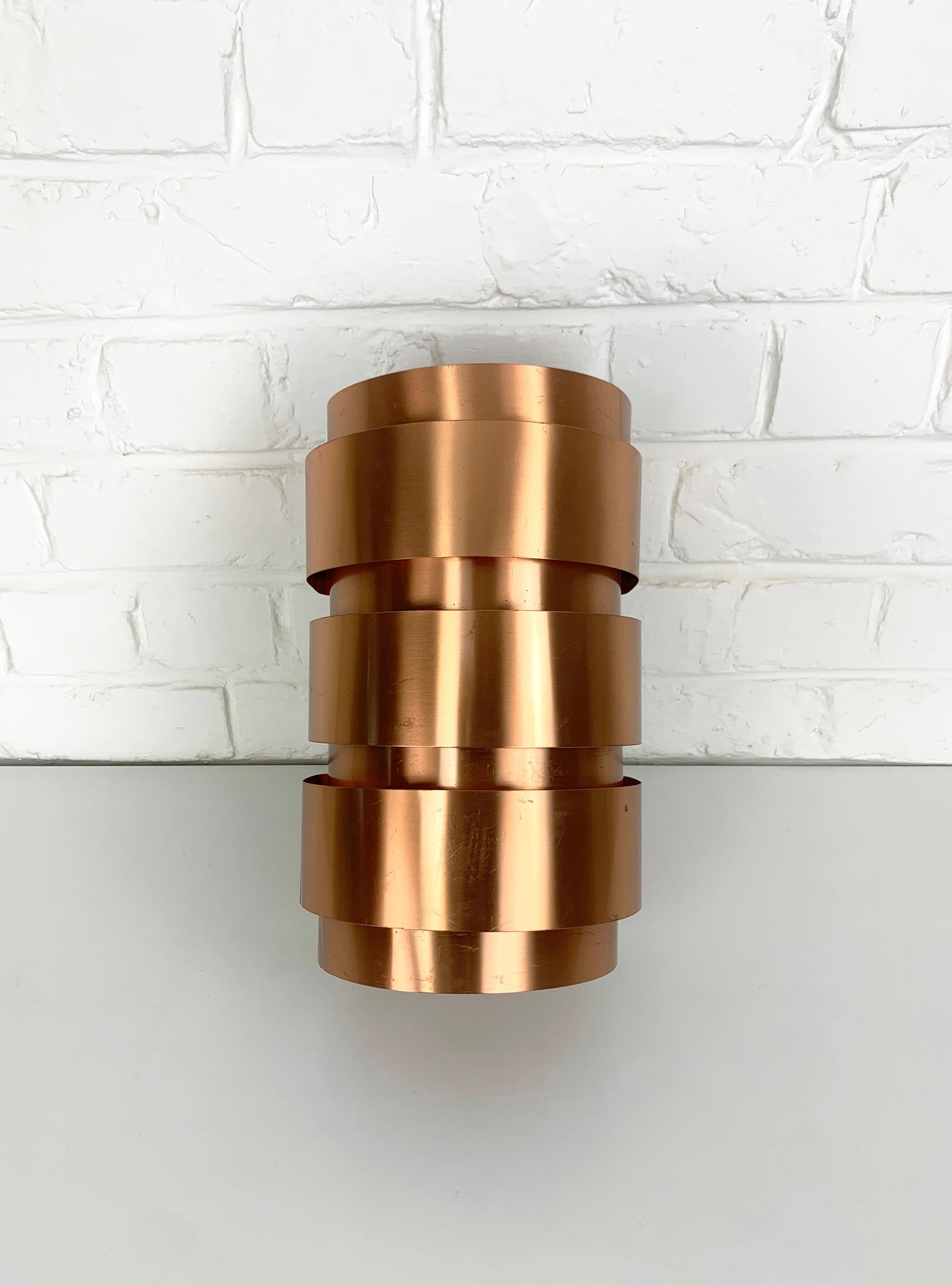 Lampada da parete scandinava V-155 con finitura in rame.
Design di Hans-Agne Jakobsson.

Prodotto da AB Markaryd in Svezia, conserva l'etichetta originale del produttore.

Molto bello, un modello iconico. Dà grandi effetti di luce sulla