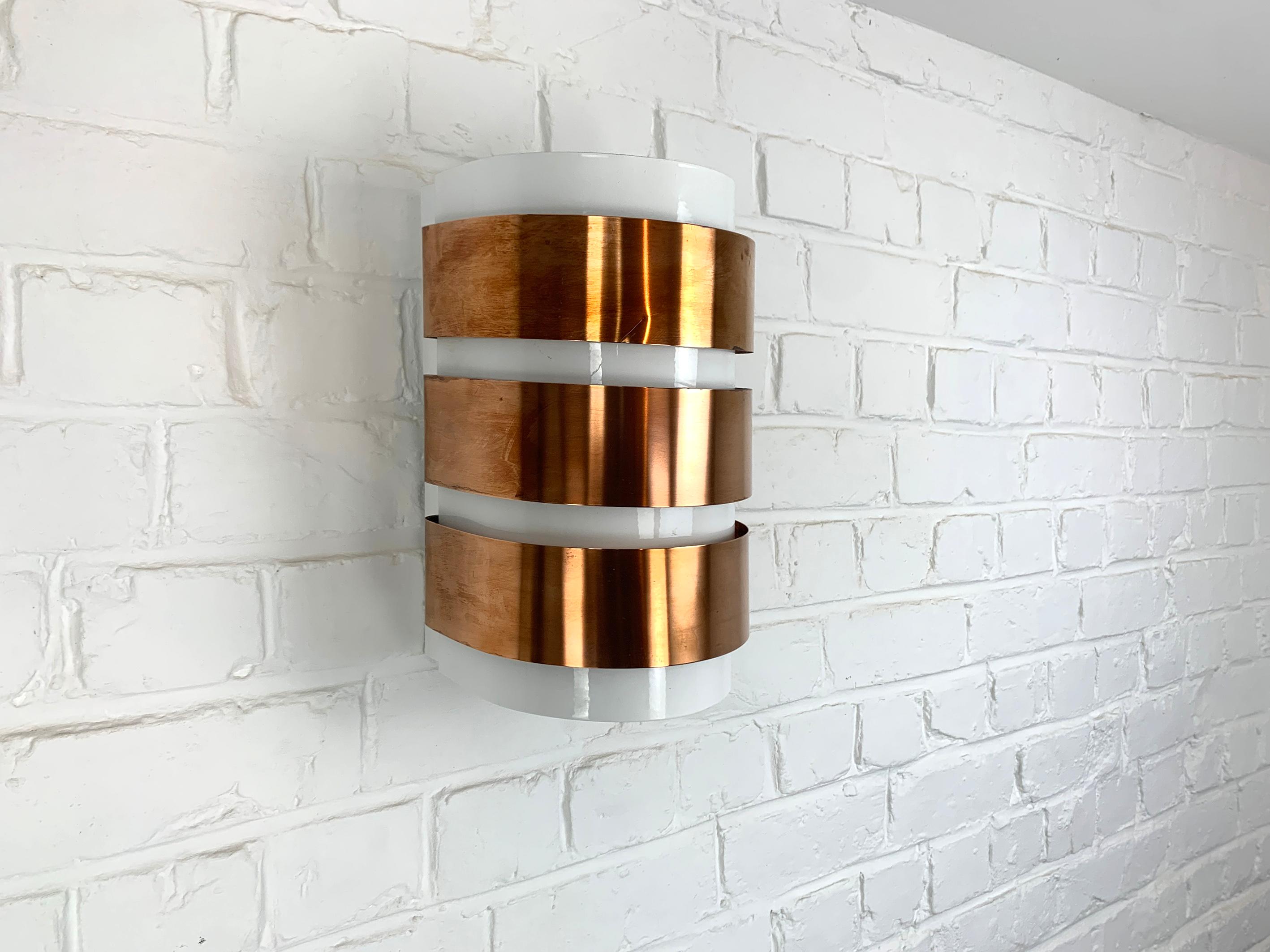 Lampada da parete svedese in rame e metallo verniciato di bianco.
Design di Hans-Agne Jakobsson. Rara versione dell'applique V-155.

Prodotto da AB Markaryd in Svezia, conserva parte dell'etichetta originale del produttore.

Molto bello, un modello