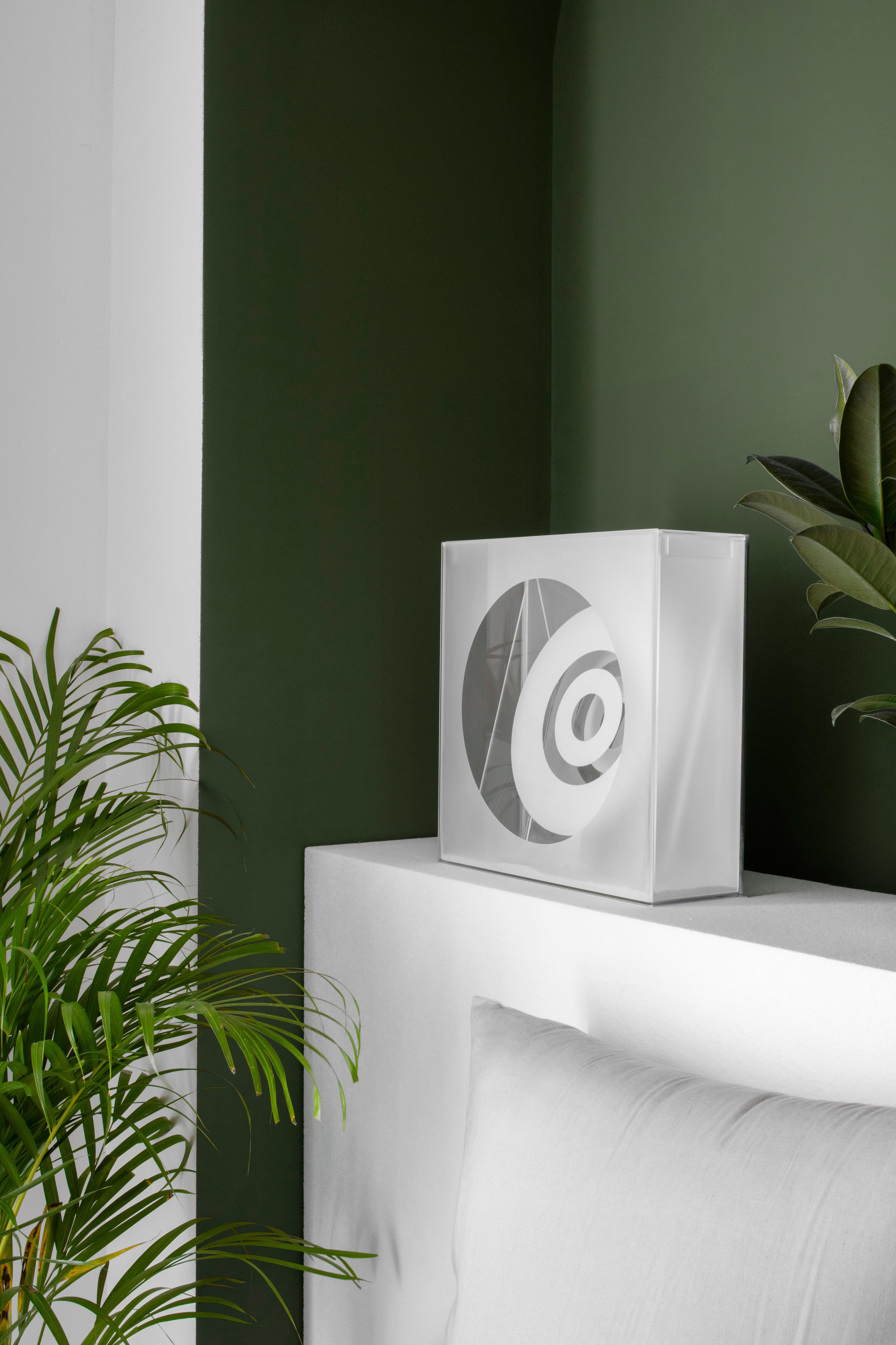 Italian V 6 Showcase Table Lamp For Sale