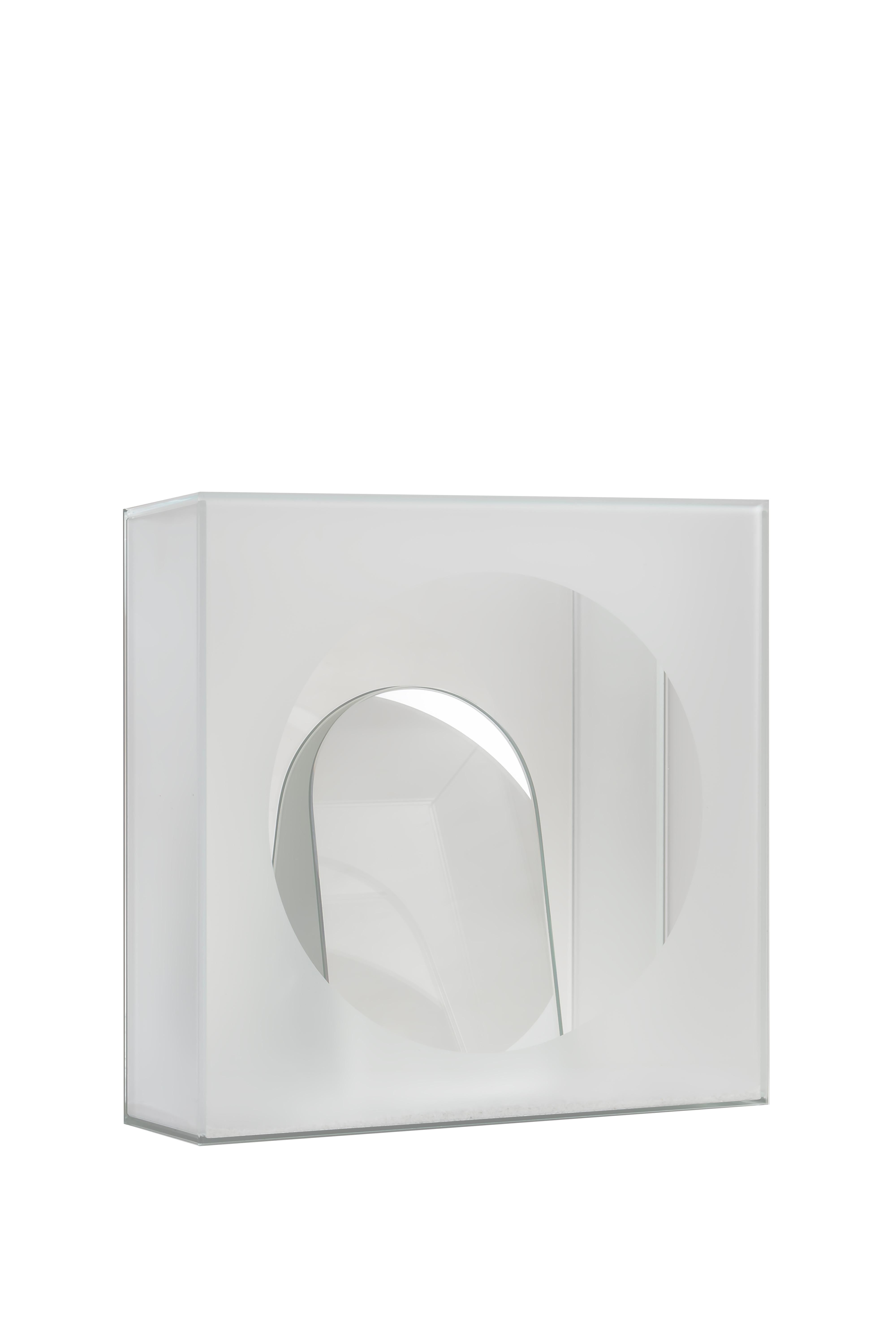 Contemporary V 6 Showcase Table Lamp For Sale