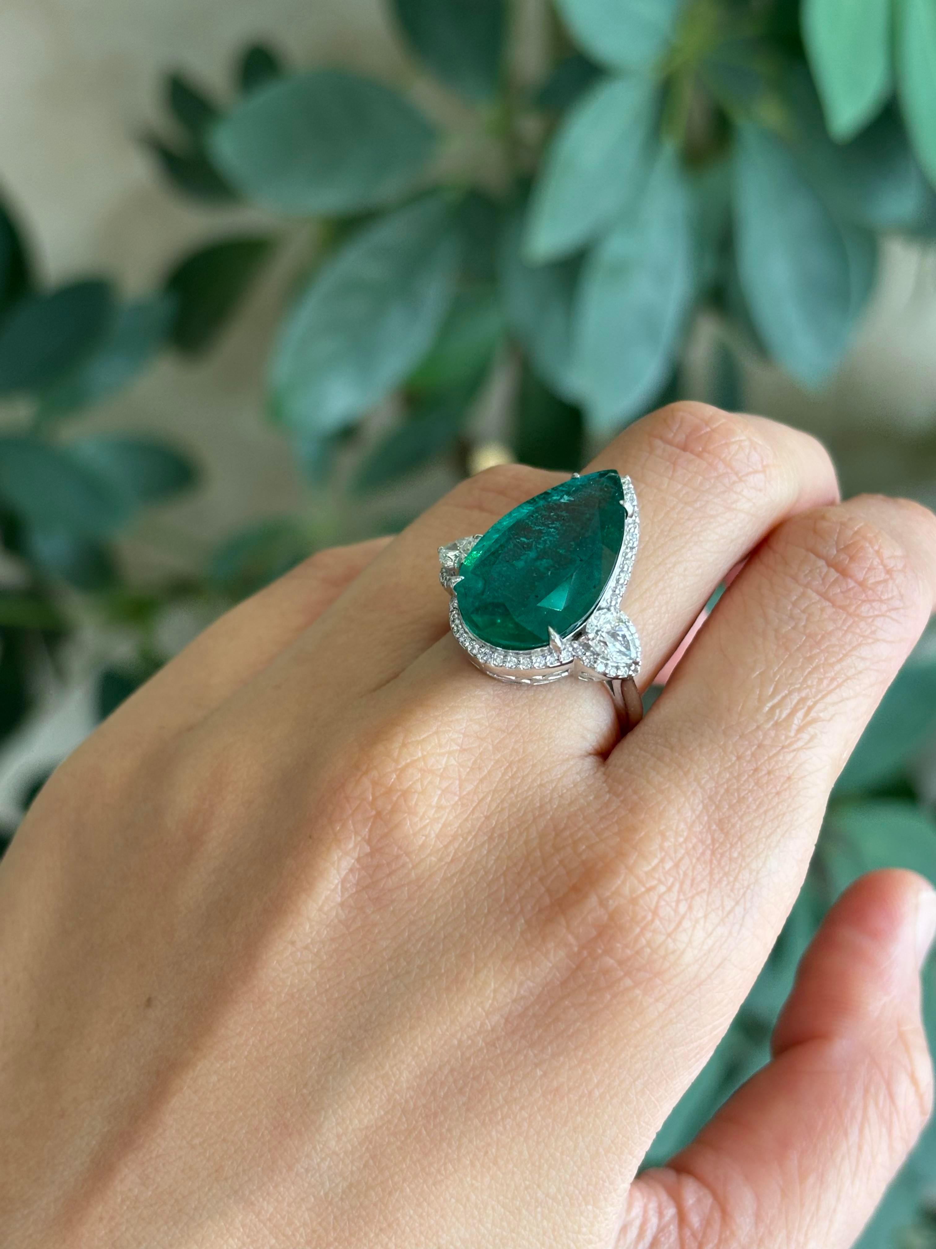 Certified 9.37 Carat Emerald Pear Shape and Diamond Three Stone Cocktail Ring For Sale 4