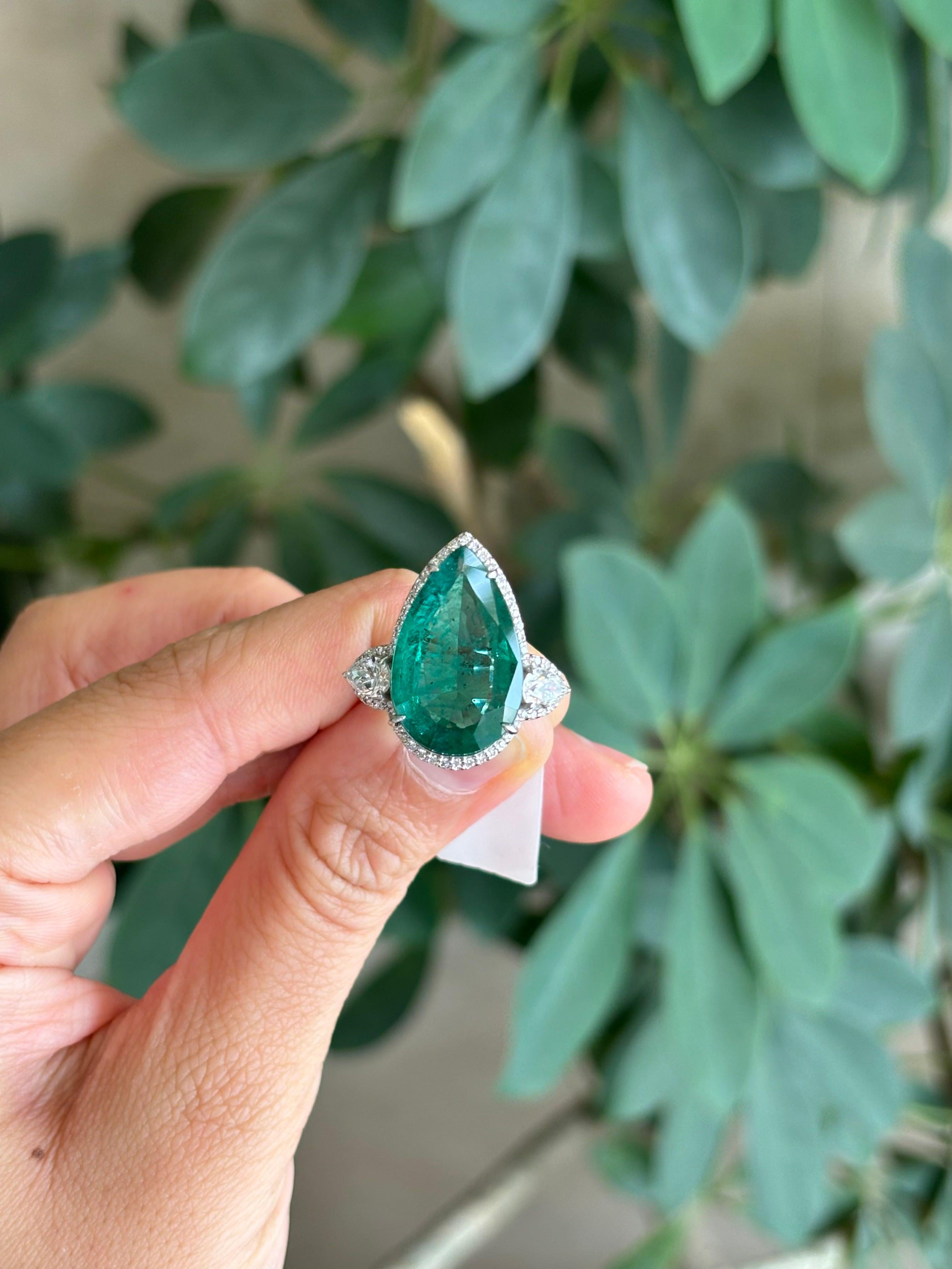 Certified 9.37 Carat Emerald Pear Shape and Diamond Three Stone Cocktail Ring For Sale 5
