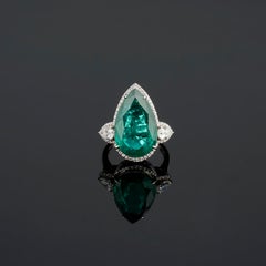 Bague cocktail à trois pierres, émeraude en forme de poire et diamants certifiés 9,37 carats
