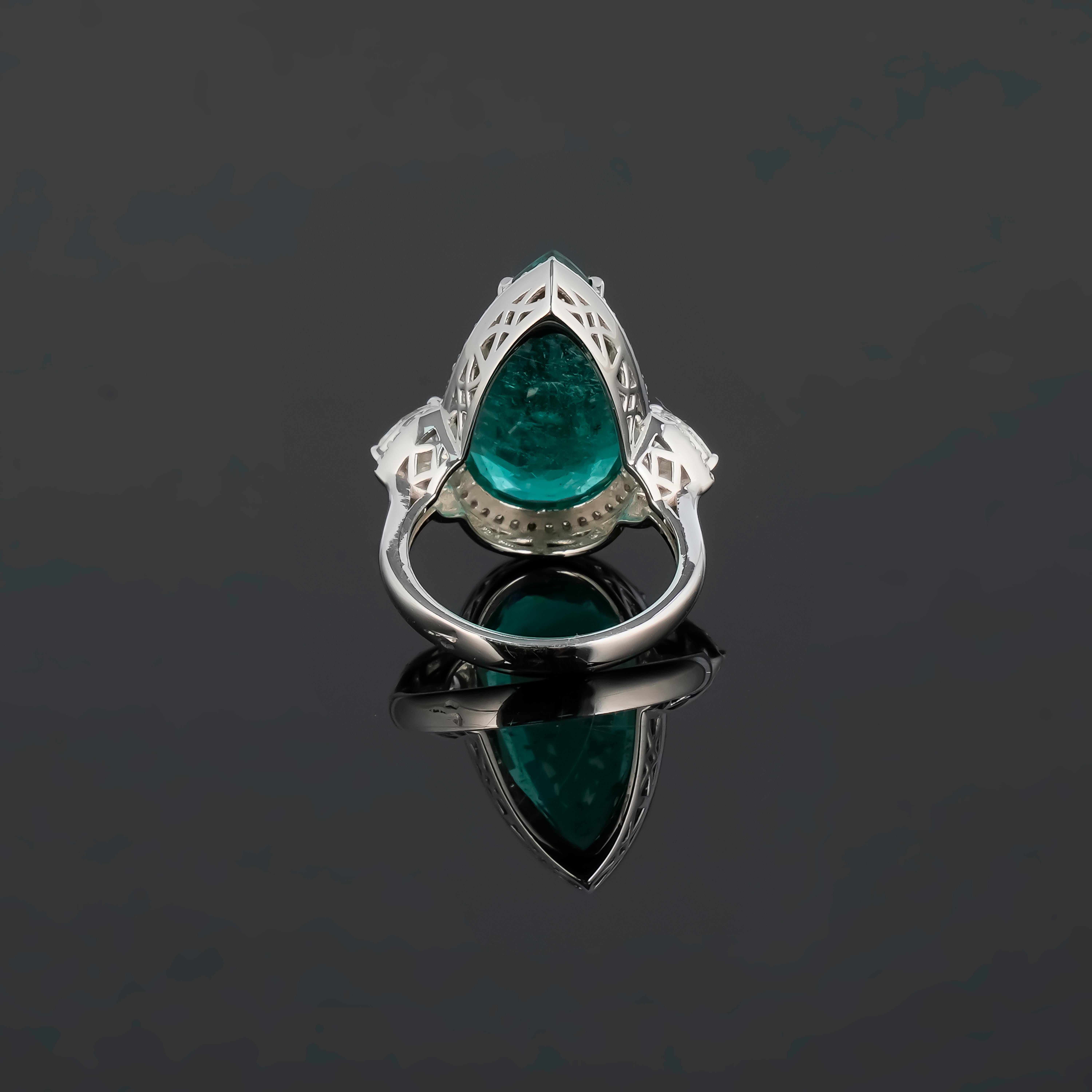 Certified 9.37 Carat Emerald Pear Shape and Diamond Three Stone Cocktail Ring In New Condition For Sale In Bangkok, Thailand